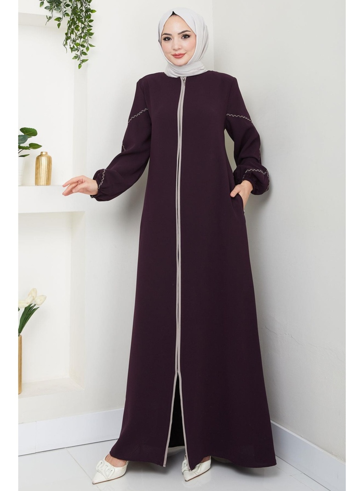 فرجية (فرقة) عصرية بلون باذنجاني مع تطريز ناعم