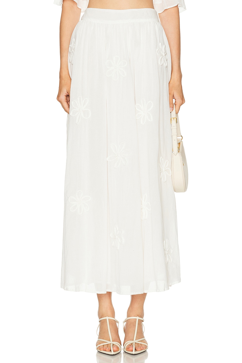 تنورة "ماكسي" بيضاء بتفاصيل أزهار بارزة