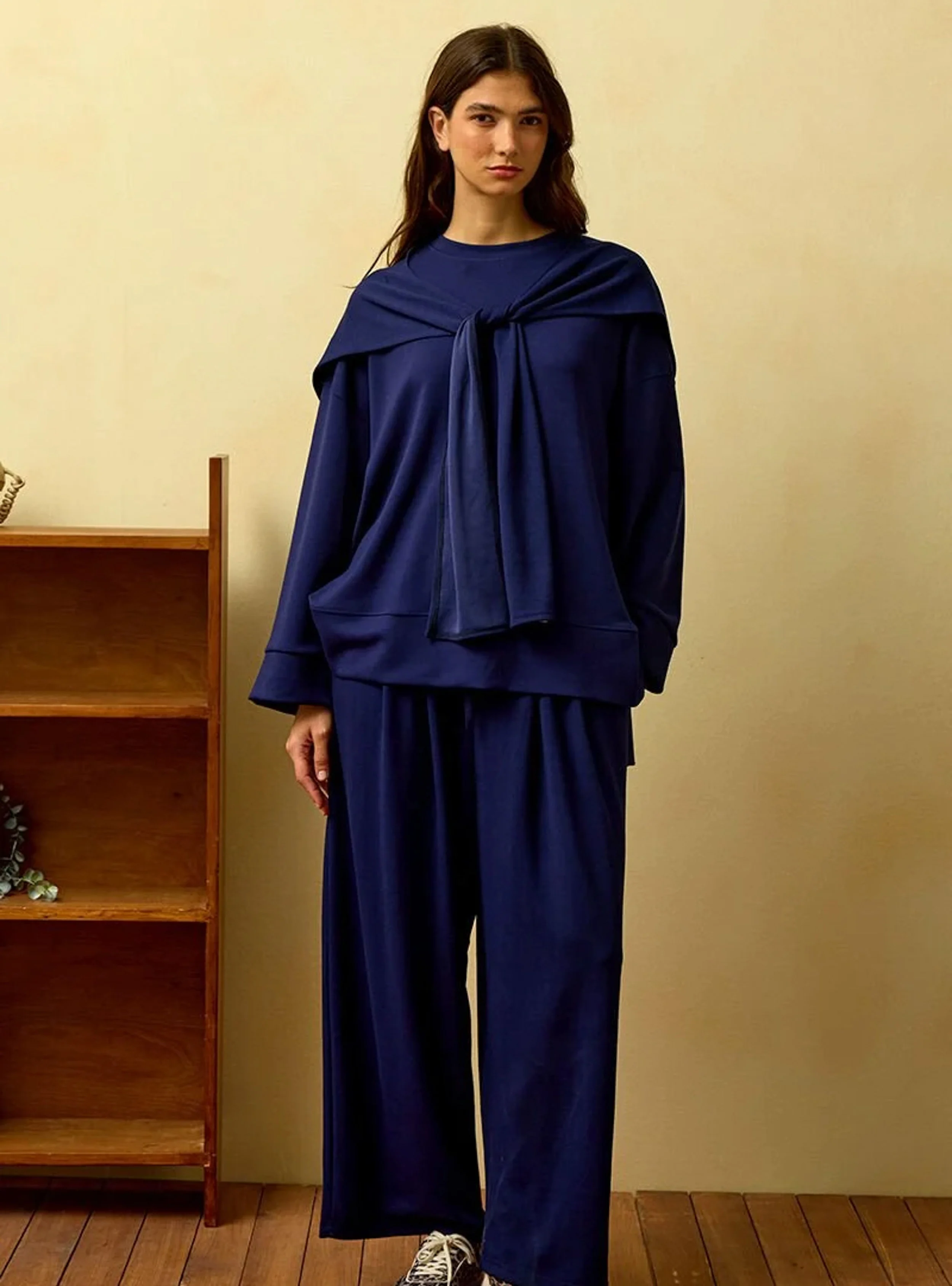 طقم "كوزي" قطعتين باللون الكحلي مع وشاح مدمج