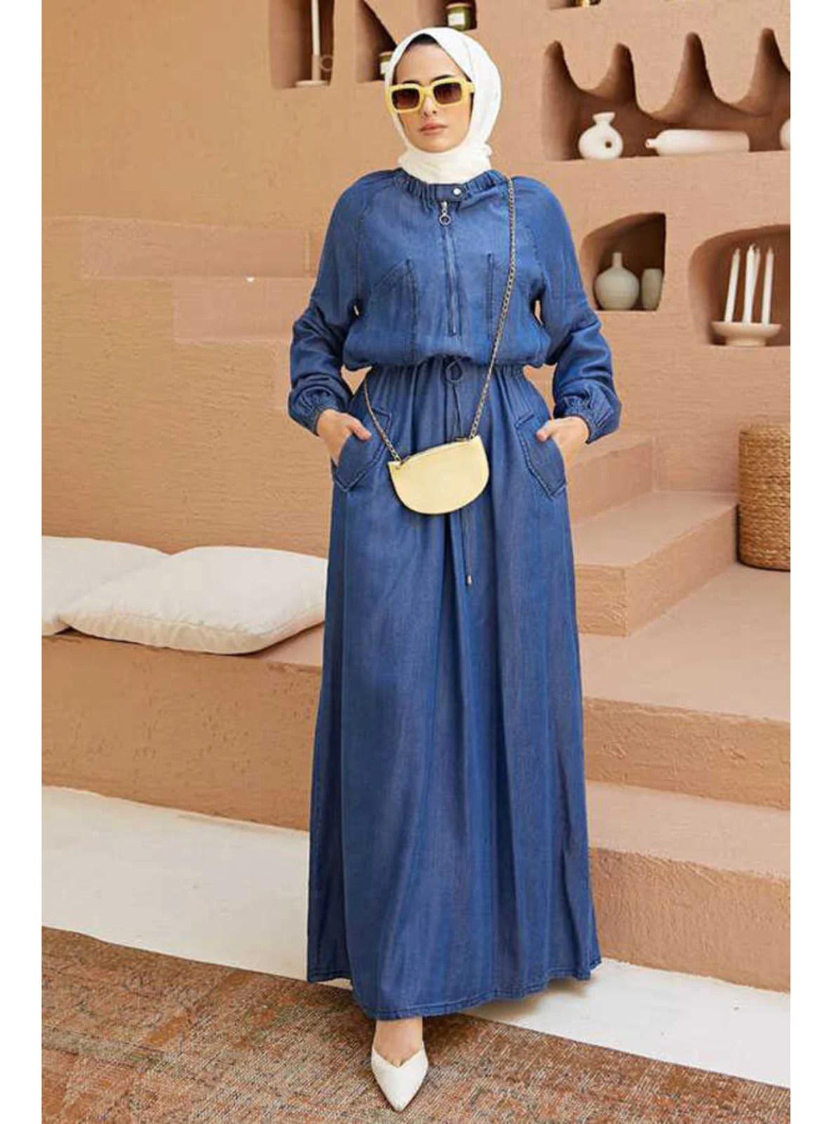 فستان جينز (دنيم) كحلي بتصميم راجلان عصري