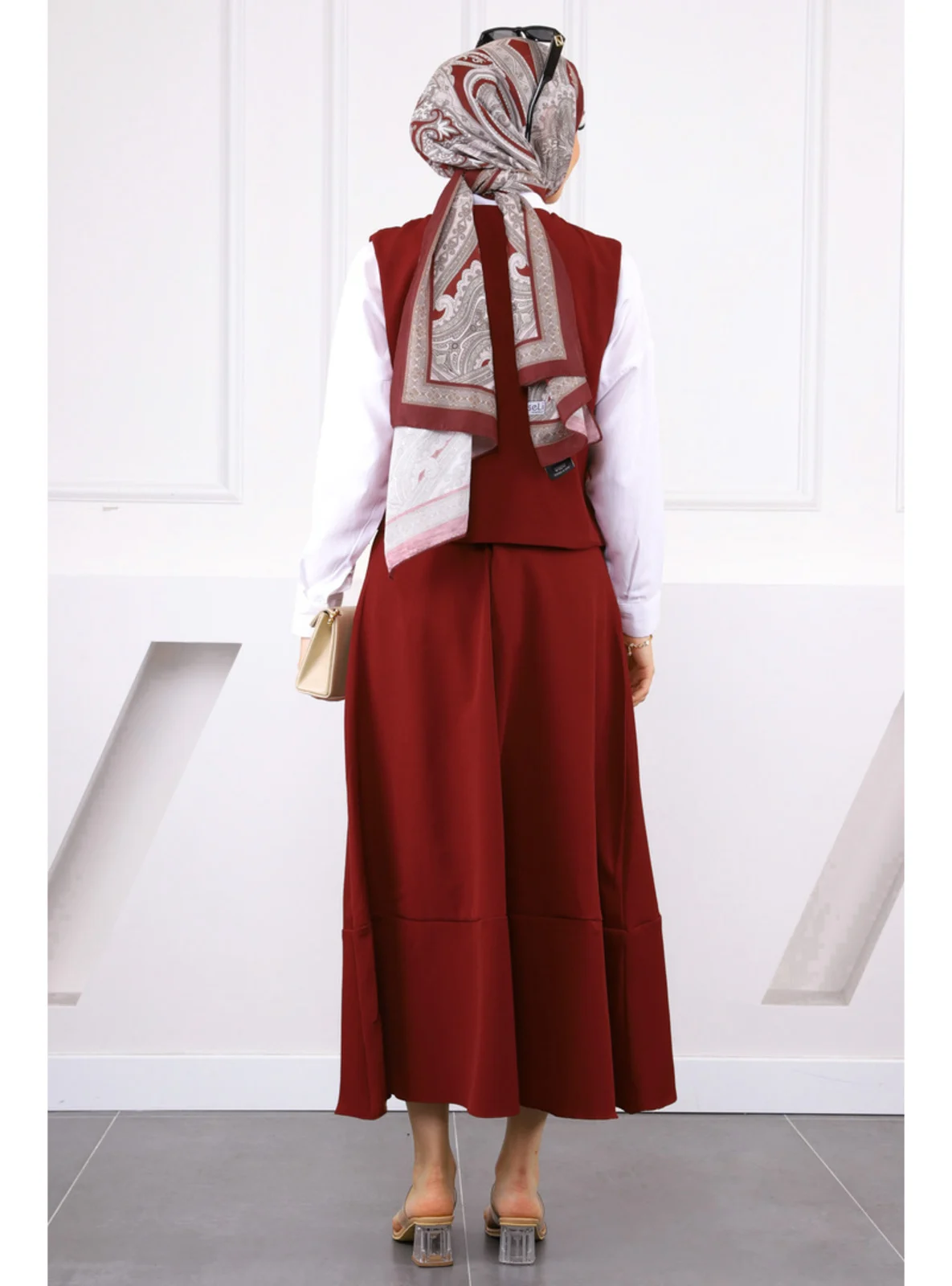 طقم نسائي أنيق (قطعتين): تنورة وسترة (فيست) باللون العنابي