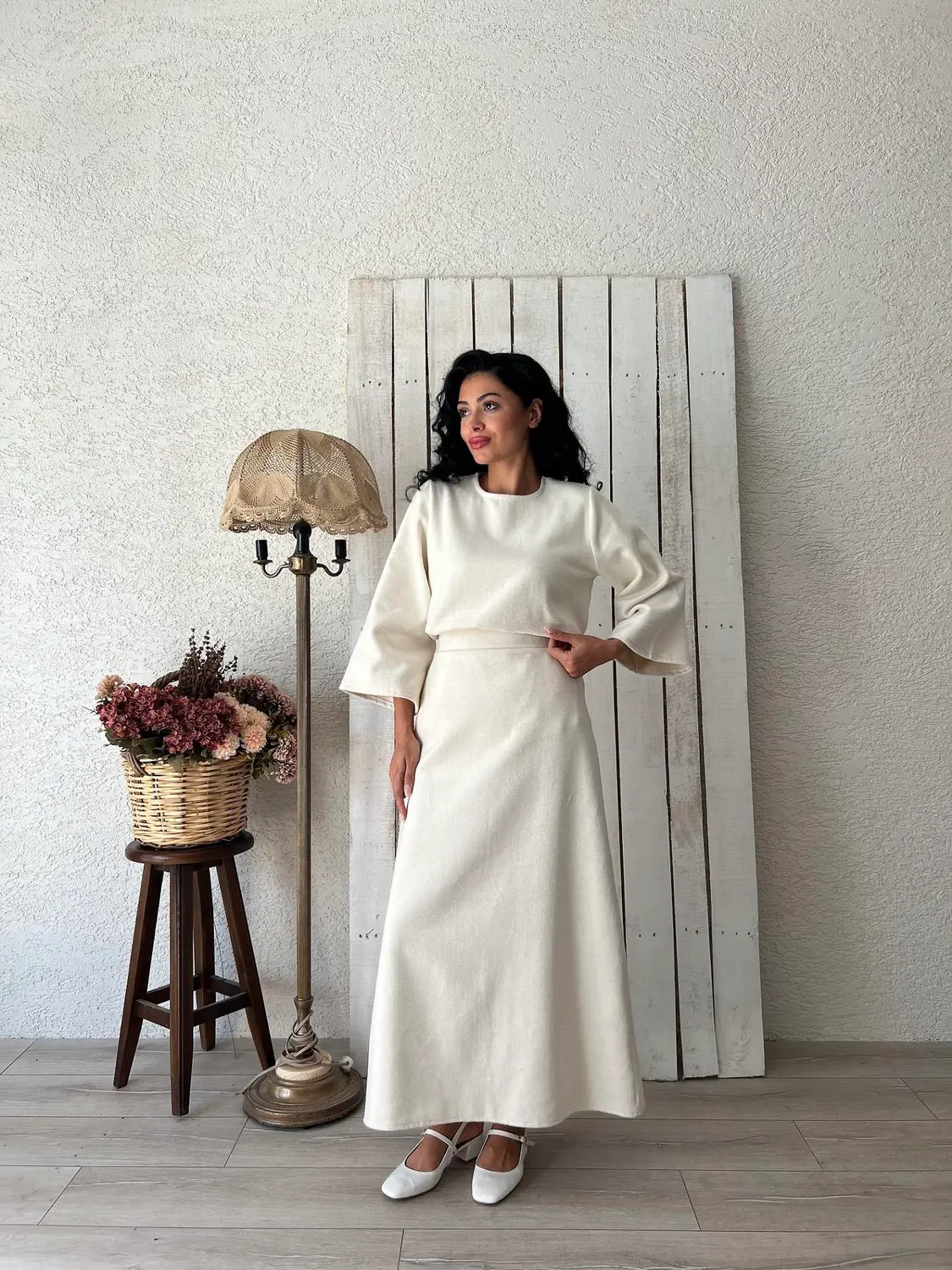 طقم قطعتين (بلوزة وتنورة) بلون كريمي راقٍ