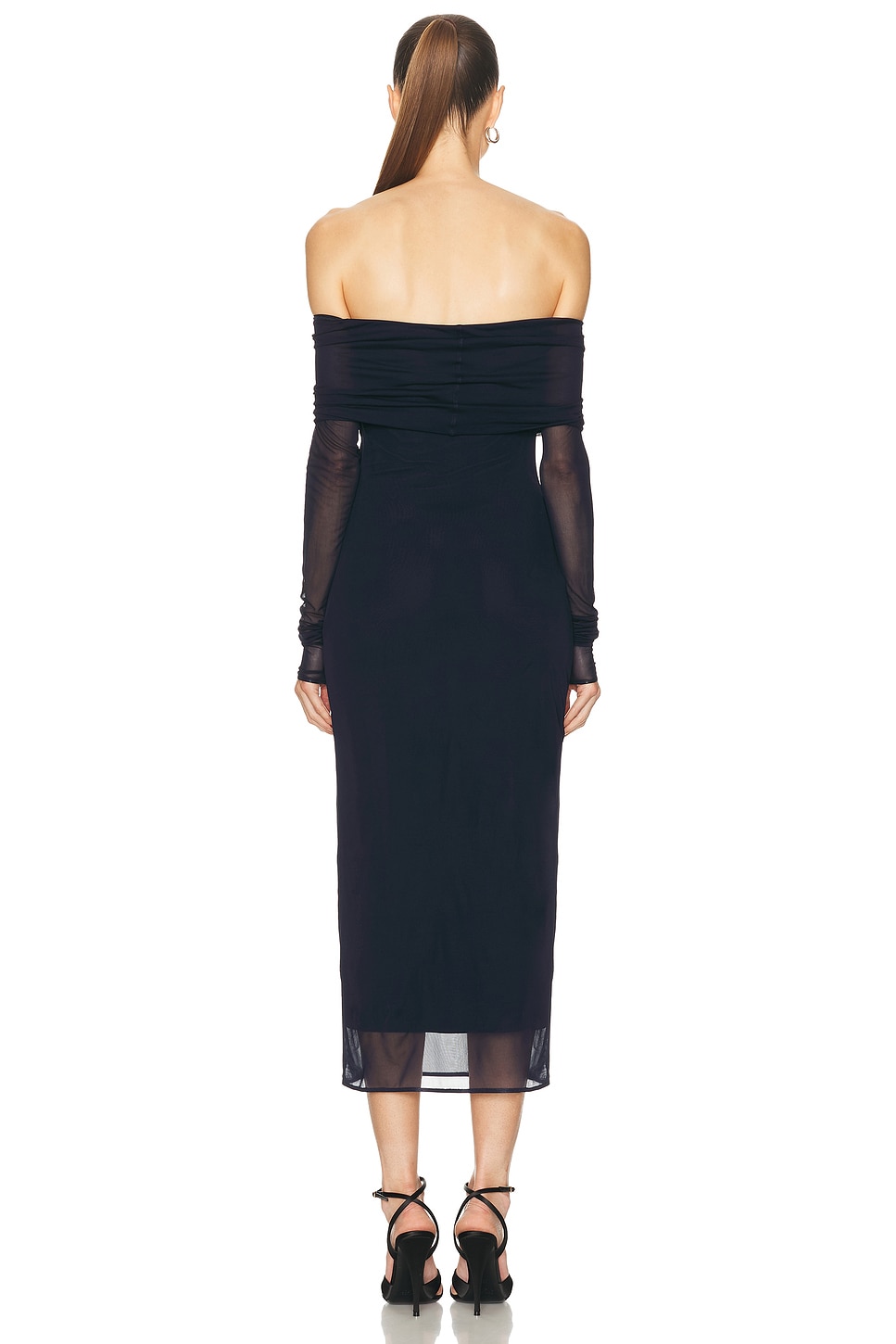 فستان ميدي أسود بكتف مكشوف وأكمام شفافة