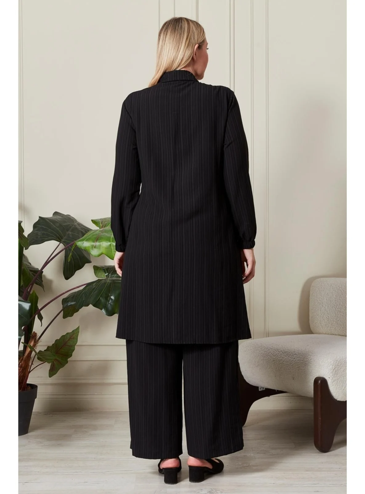 طقم نسائي قطعتين (تونيك وبنطلون) - أسود كلاسيكي