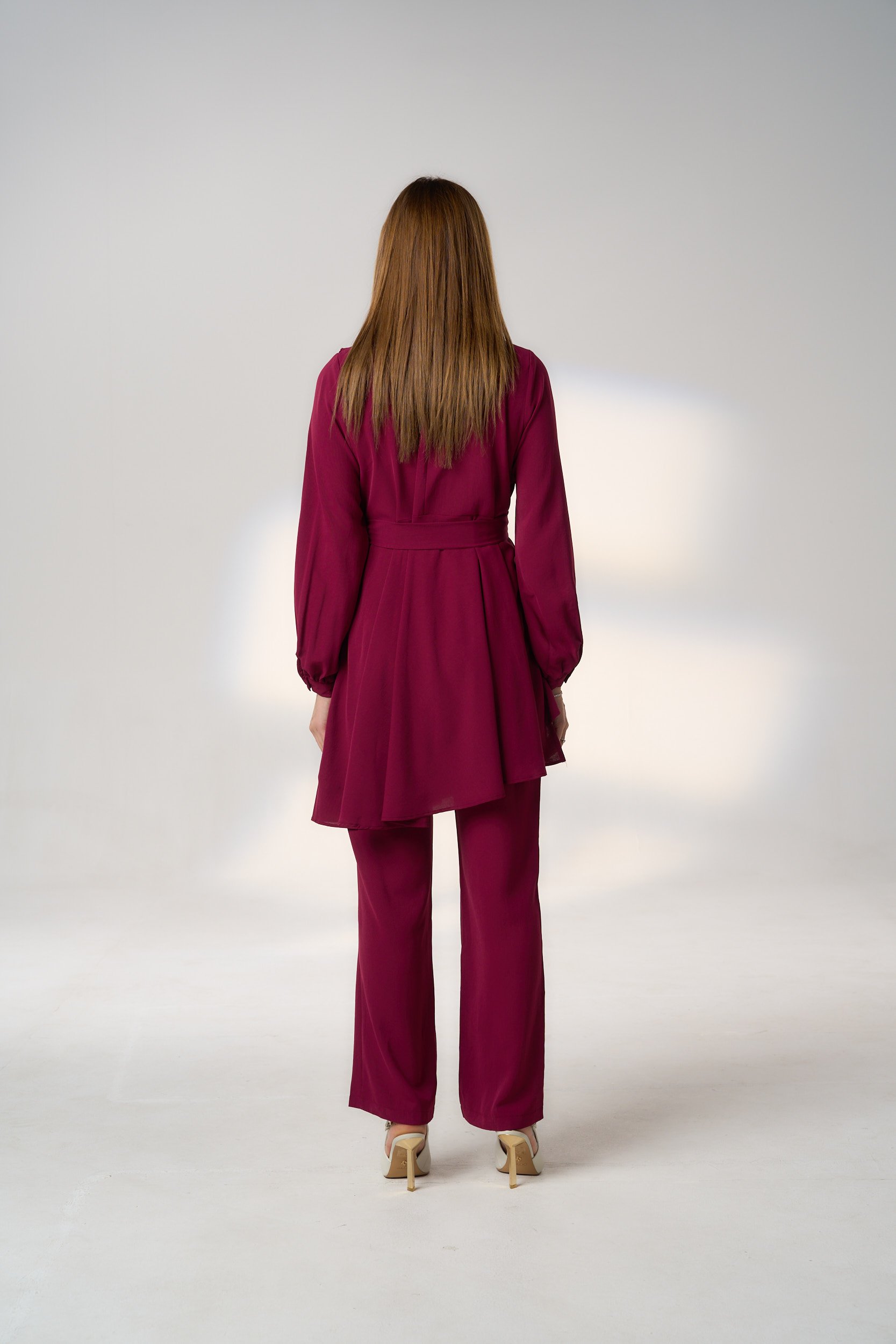 طقم نسائي راقٍ بلون العناب (Burgundy)