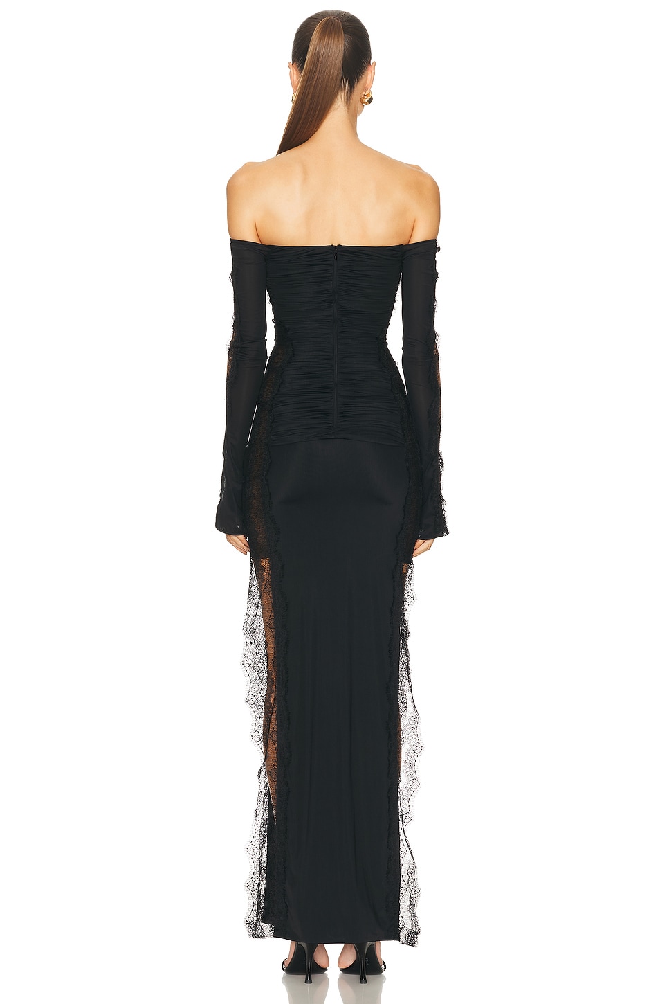 فستان سهرة أسود "أوف شولدر" بتفاصيل الدانتيل الجانبية