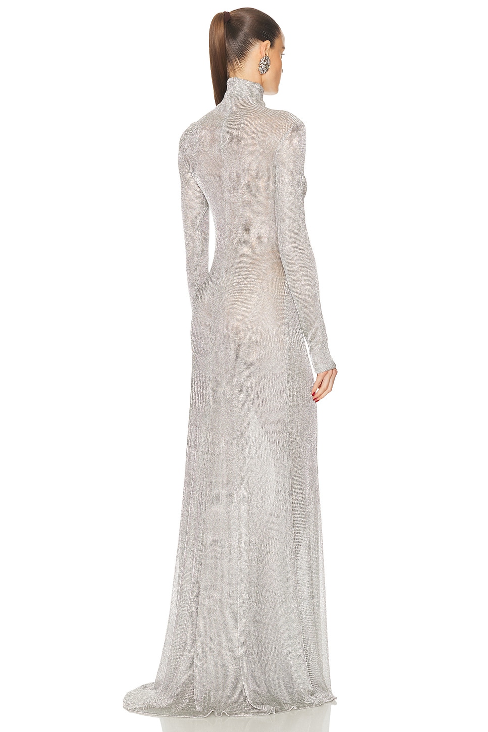 فستان "ماكسي" بياقة عالية ولمعة ميتاليك فضية