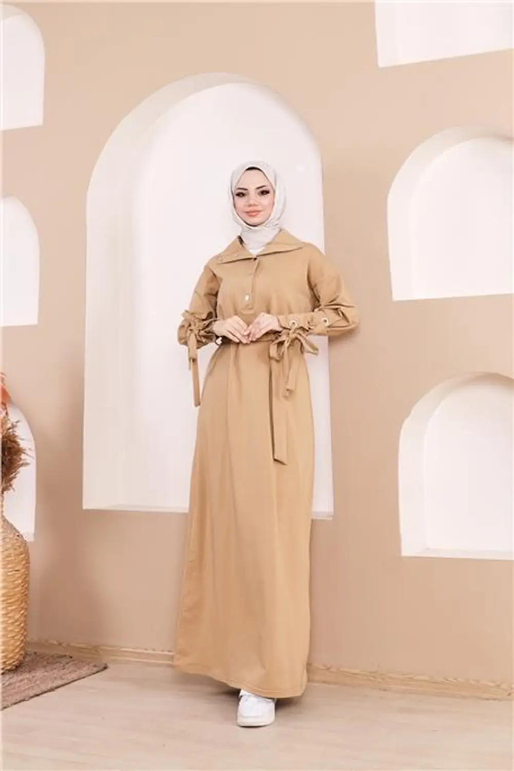 فستان "ترنش" مودرن بحزام خصر وتفاصيل أكمام مميزة