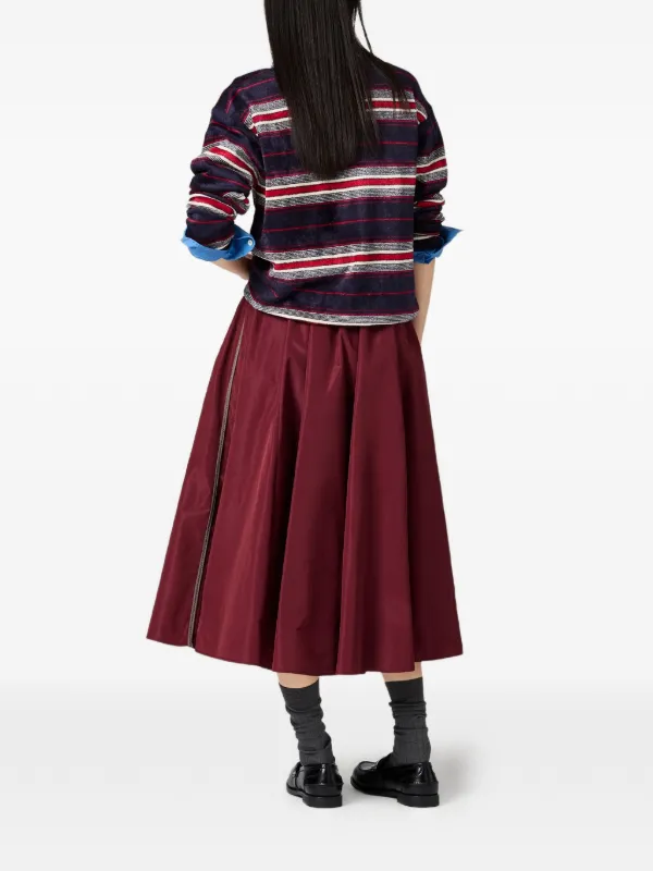 تنورة متوسطة الطول بتصميم رياضي عصري