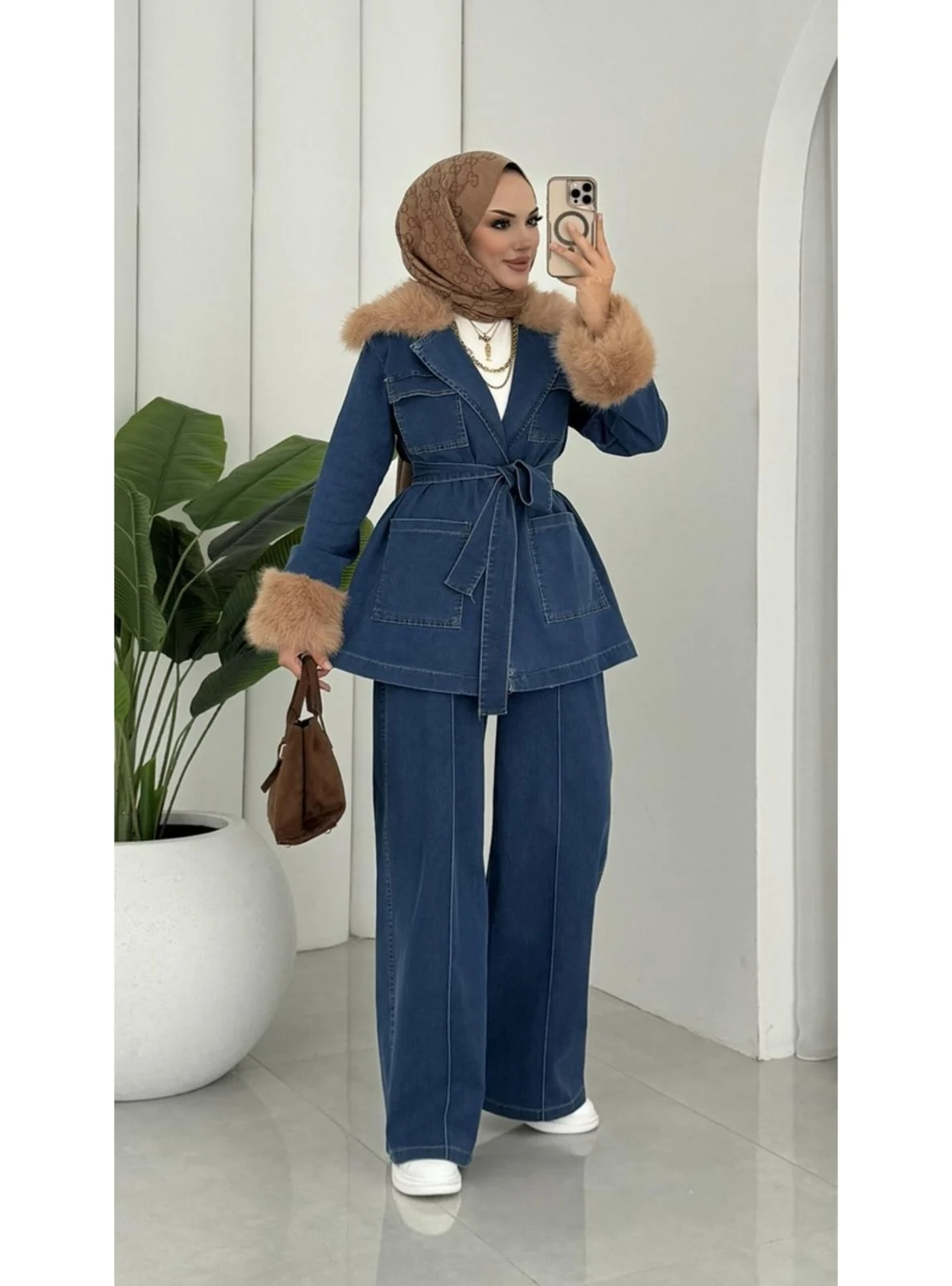 طقم جينز نسائي قطعتين - أزرق غامق بتفاصيل فرو