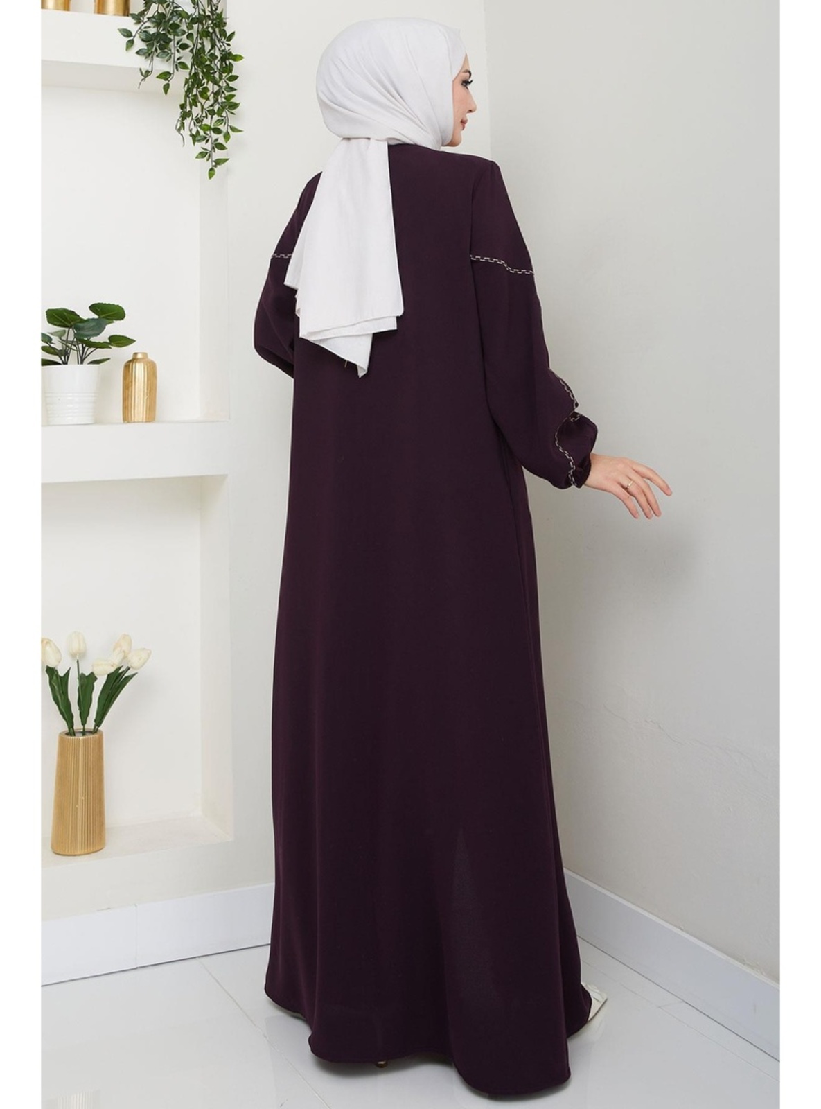 فرجية (فرقة) عصرية بلون باذنجاني مع تطريز ناعم