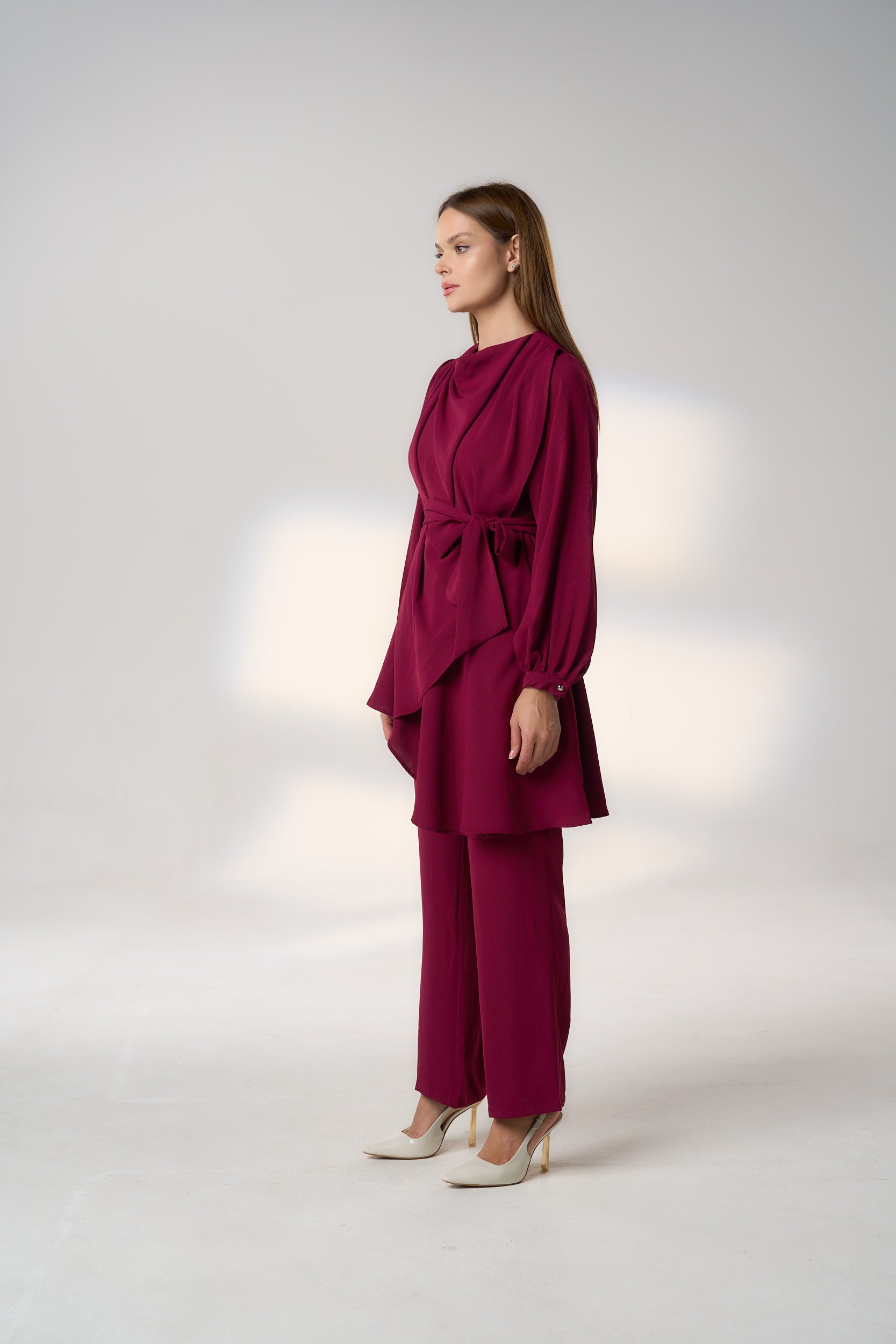 طقم نسائي راقٍ بلون العناب (Burgundy)