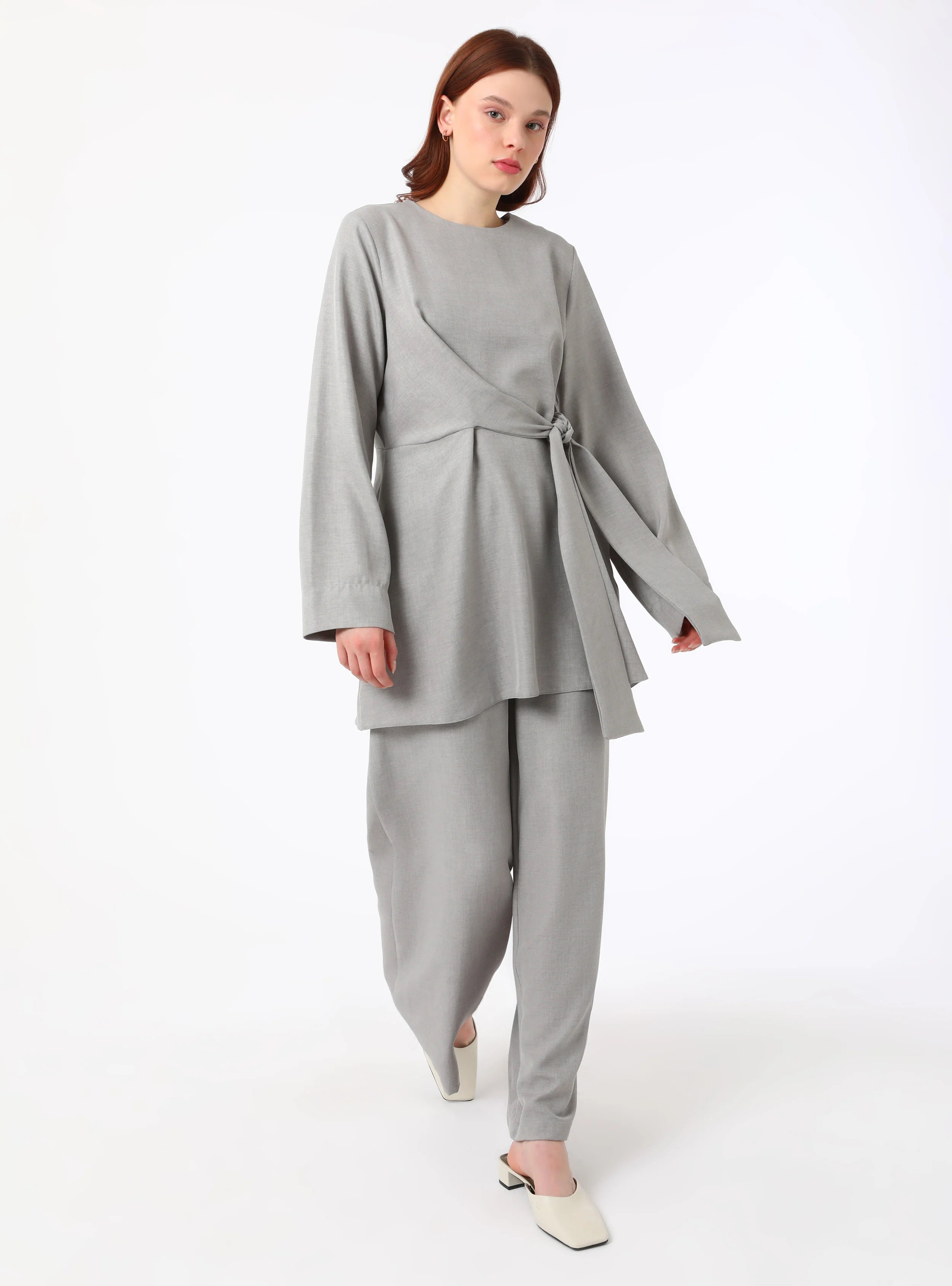 طقم نسائي قطعتين (تونيك وبنطلون) - رمادي عصري
