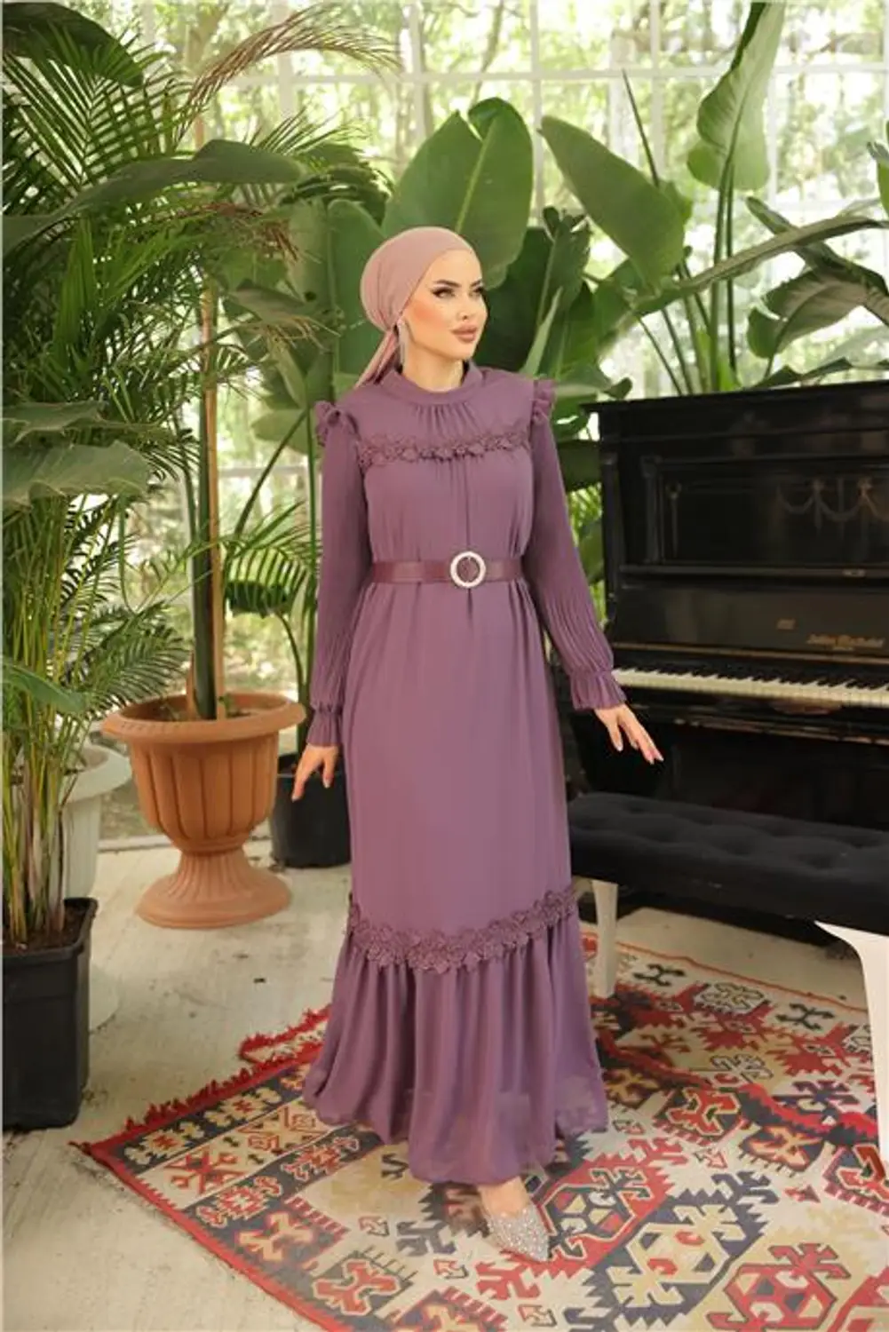 فستان سهرة شيفون ناعم بلون بنفسجي (موف) مع حزام وتفاصيل دانتيل