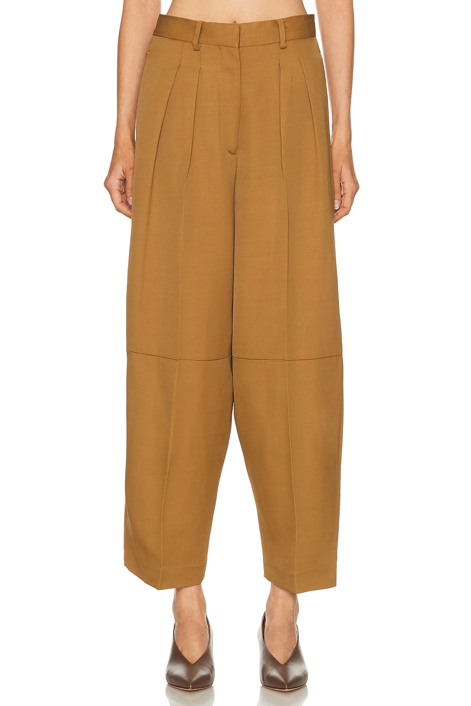 بنطال واسع بكسرات أمامية وتصميم "بارل" (Barrel) - لون خردلي