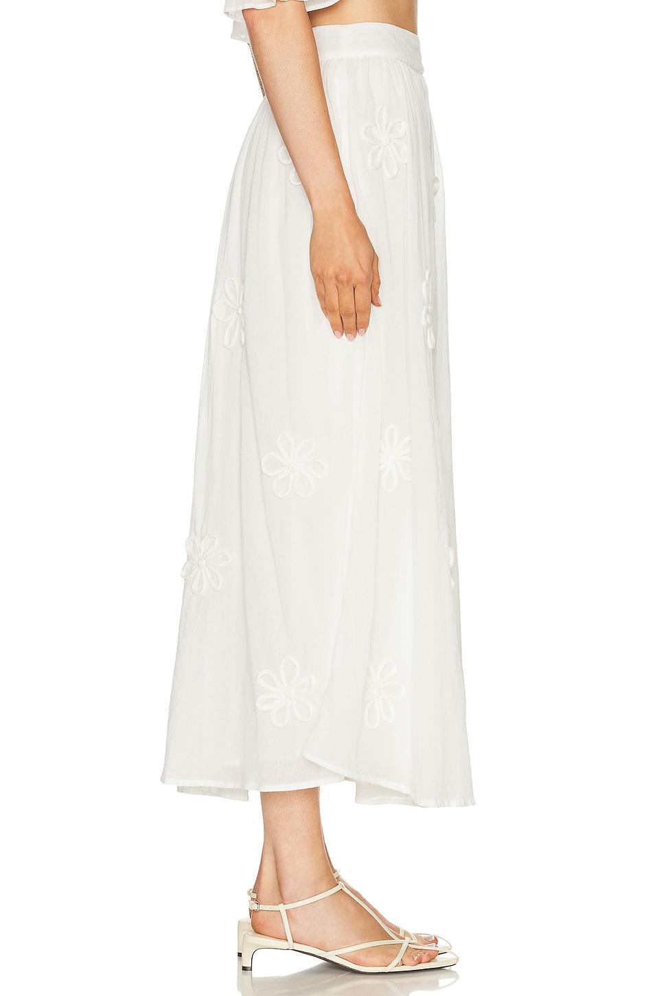 تنورة "ماكسي" بيضاء بتفاصيل أزهار بارزة