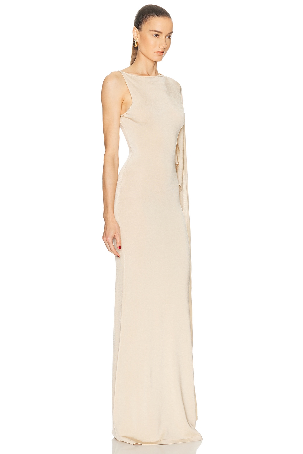 فستان سهرة "إيثيريول" بكتف مكشوف وتفاصيل درابيه