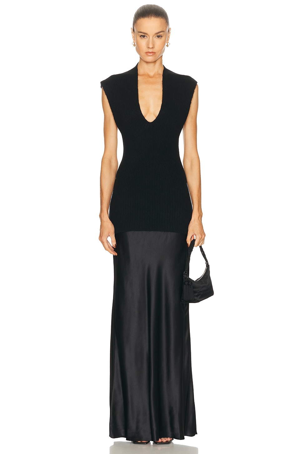 فستان ماكسي أسود بتصميم "مونوكروم" يجمع بين القطن المضلع والساتان