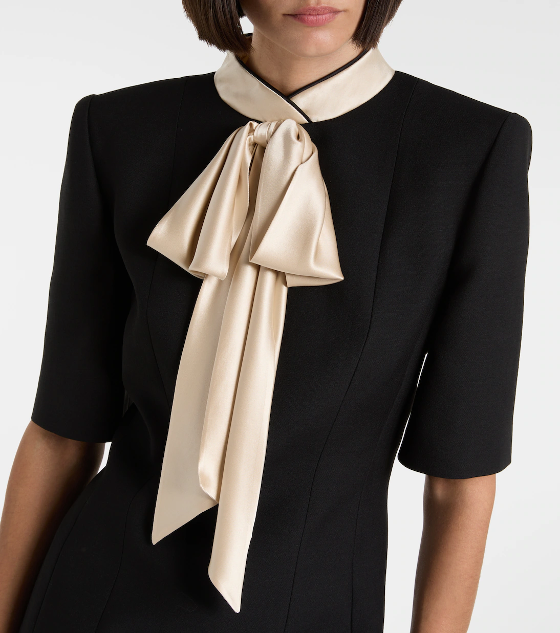 فستان قصير (Mini) بتصميم كلاسيكي مع عقدة "بوه" من الساتان