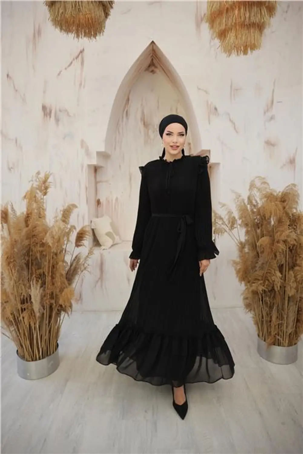 فستان "سواريه" أسود ناعم بتصميم ملكي