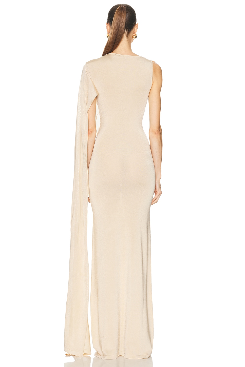 فستان سهرة "إيثيريول" بكتف مكشوف وتفاصيل درابيه