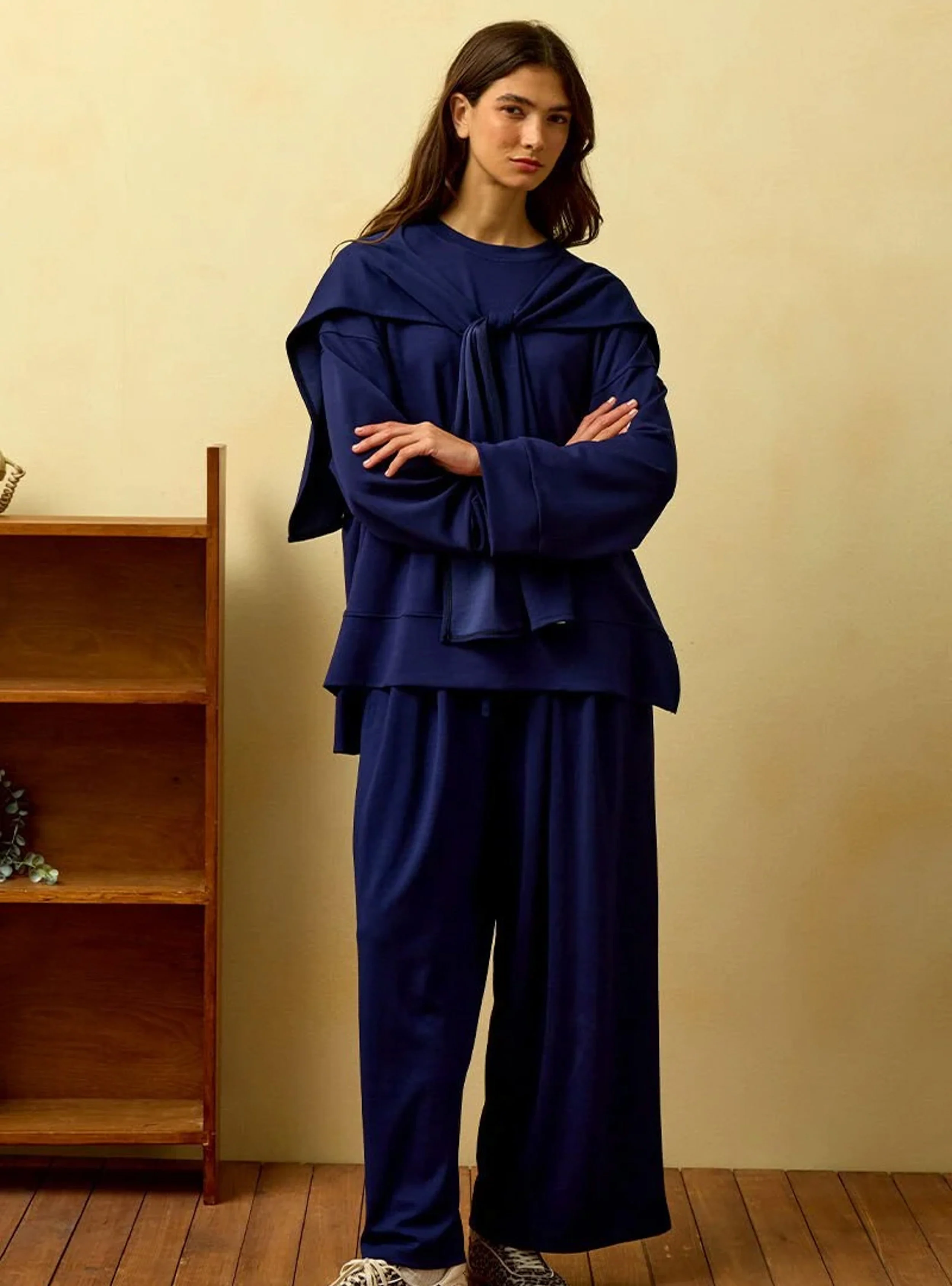 طقم "كوزي" قطعتين باللون الكحلي مع وشاح مدمج