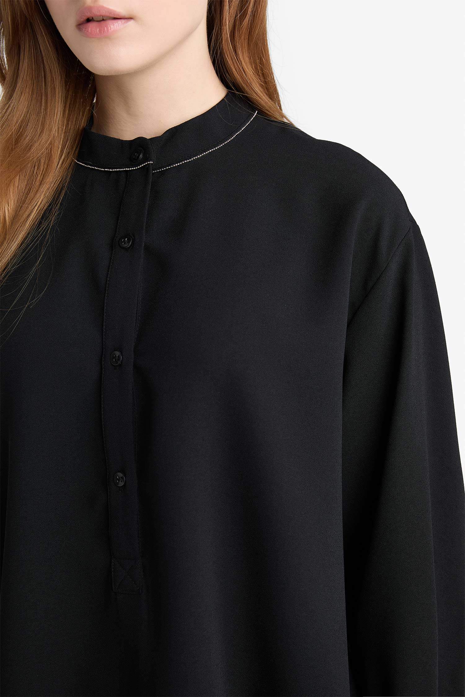 بلوزة نسائية كلاسيكية بياقة صينية وتفاصيل مطرزة - أسود