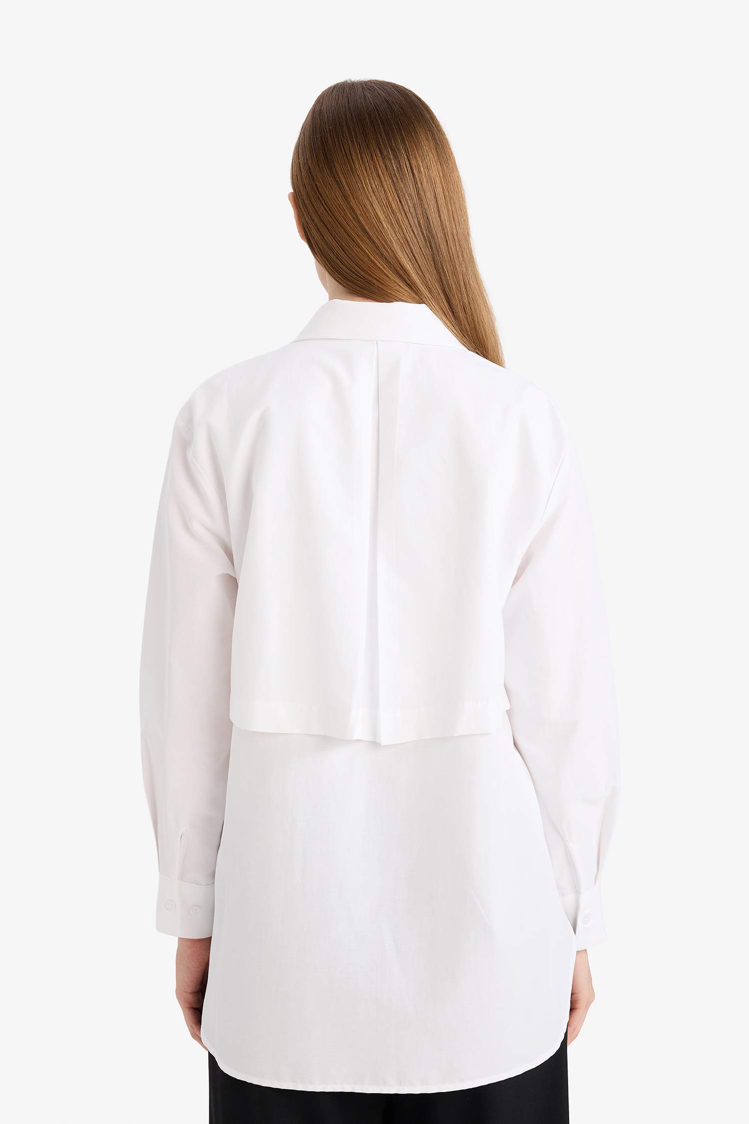 قميص أبيض عصري بتصميم "Layered" المميز