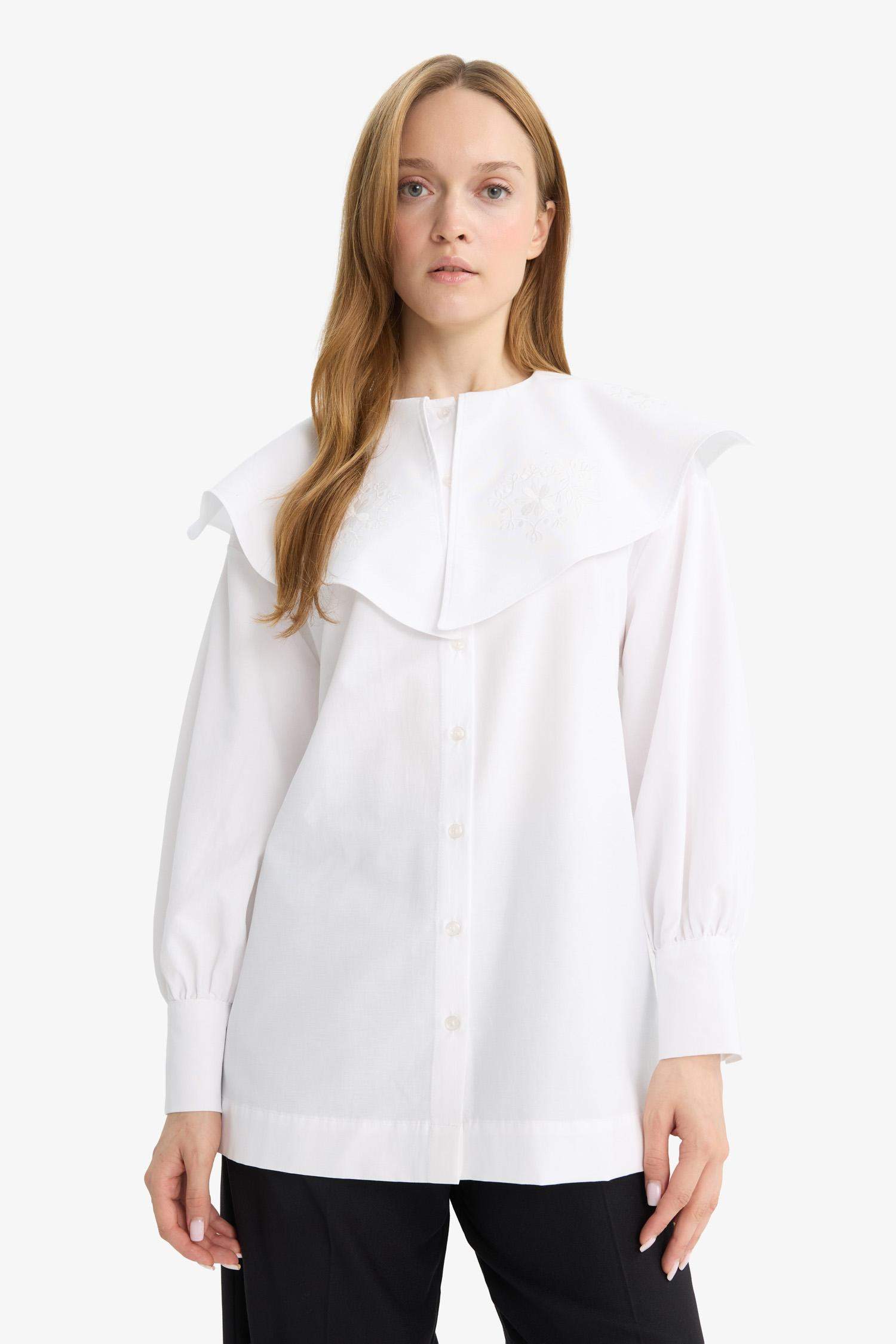 قميص قطني أبيض بياقة عريضة وتفاصيل مطرزة