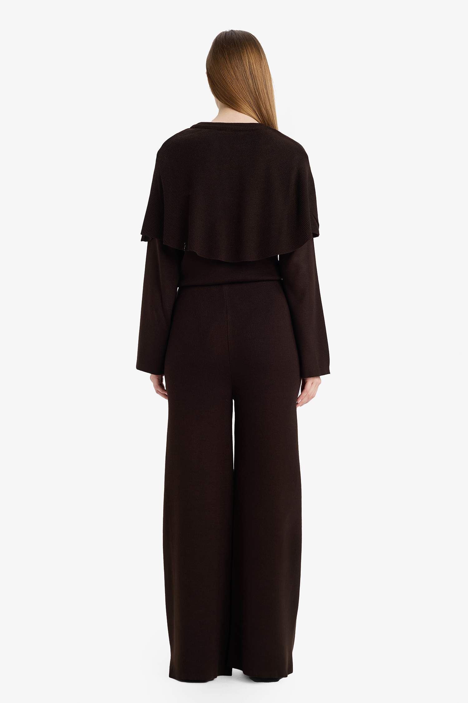 طقم نسائي قطعتين بلون بني شوكولاتة داكن - تصميم عصري وأنيق