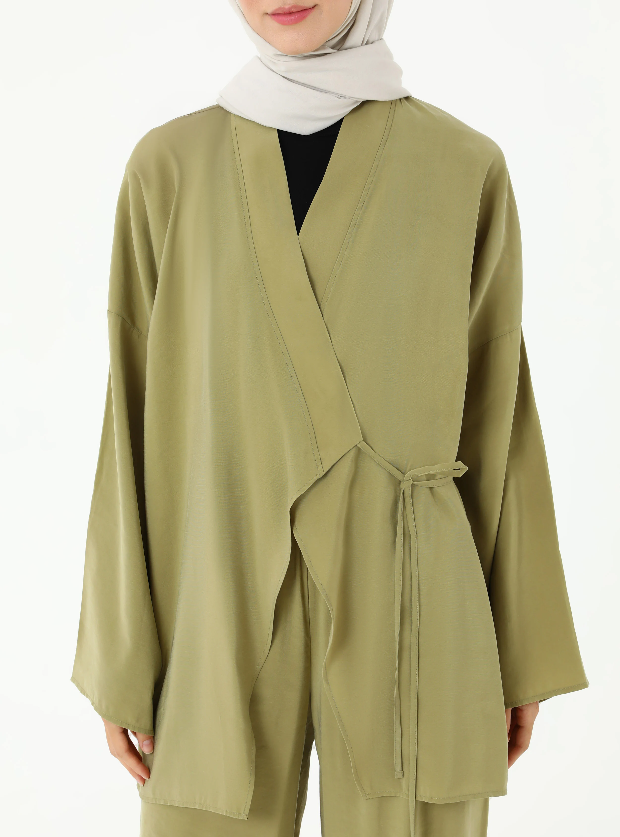 طقم نسائي قطعتين بلون أخضر زيتوني - أناقة عصرية ومحتشمة