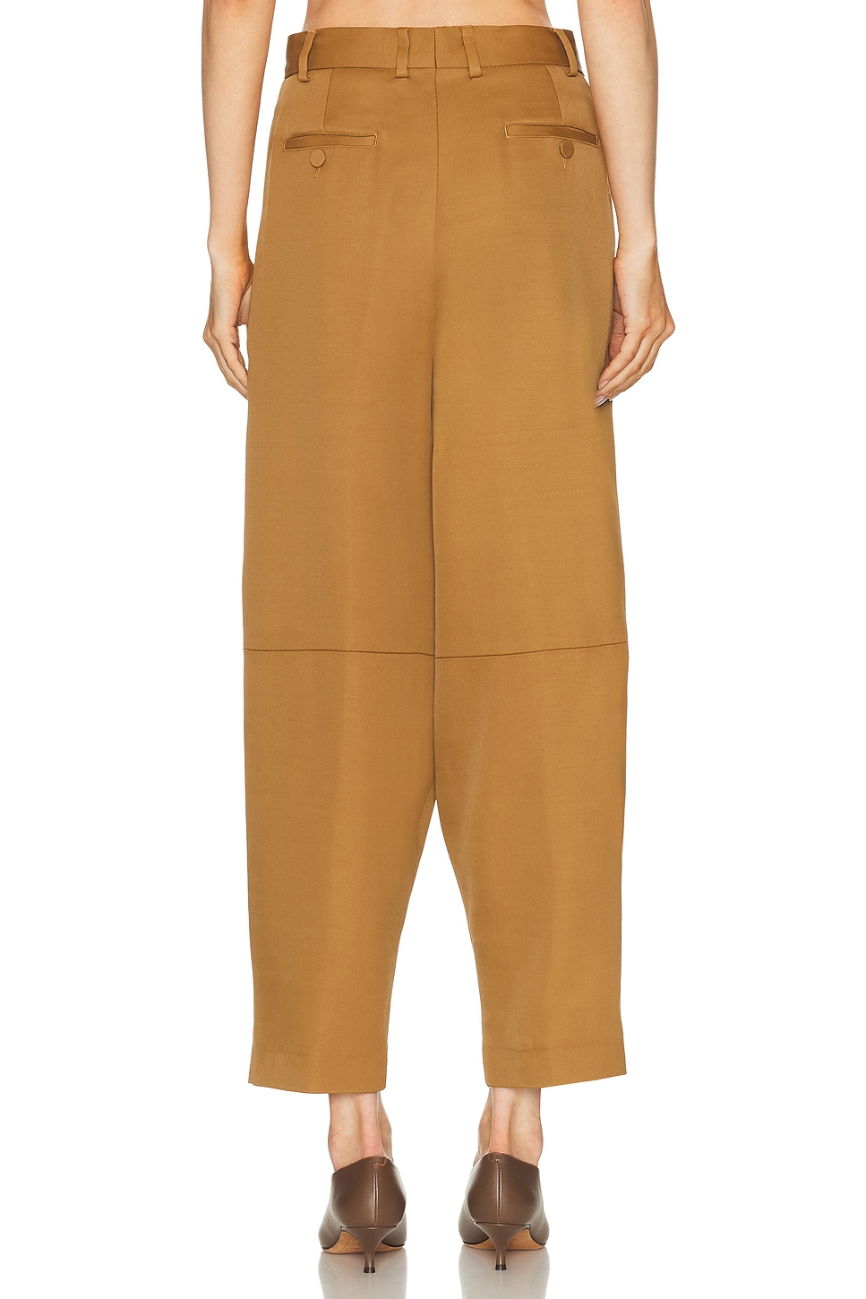 بنطال واسع بكسرات أمامية وتصميم "بارل" (Barrel) - لون خردلي