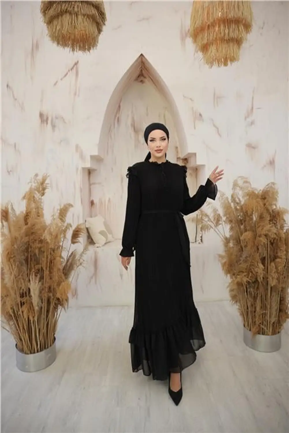 فستان "سواريه" أسود ناعم بتصميم ملكي