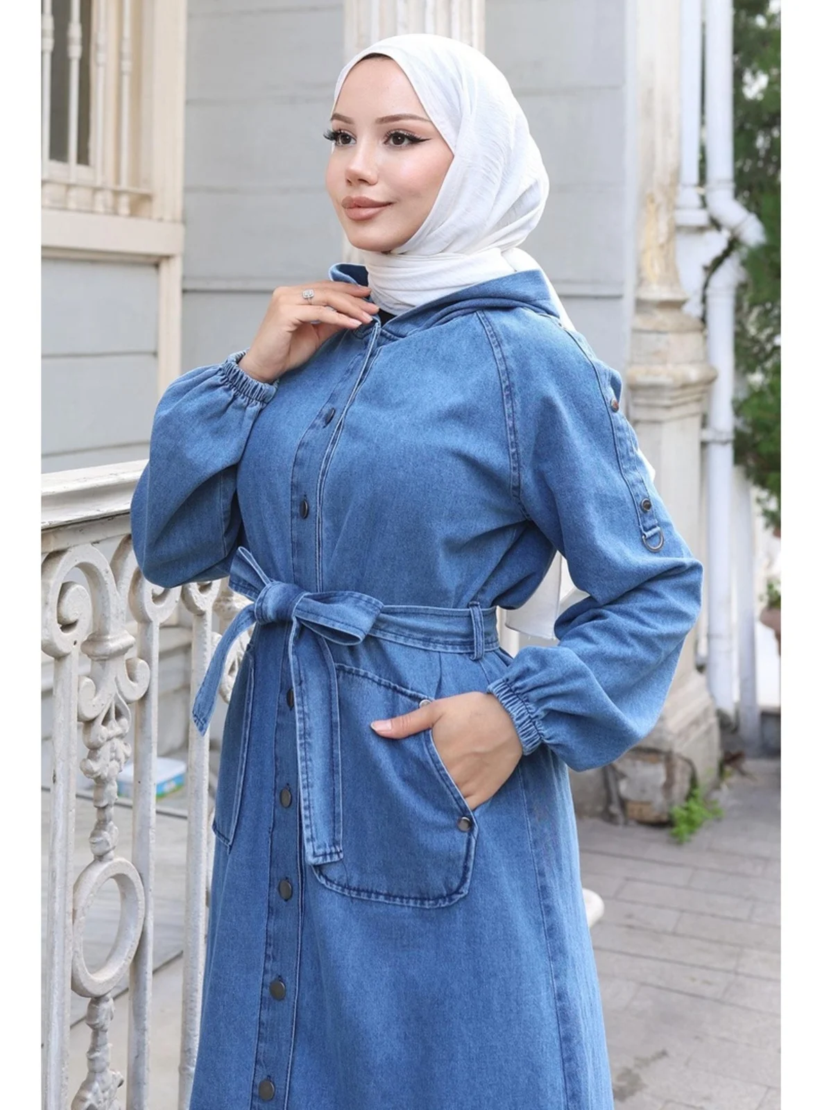 طقم جينز نسائي عصري قطعتين - أزرق فاتح بتفاصيل شراريب