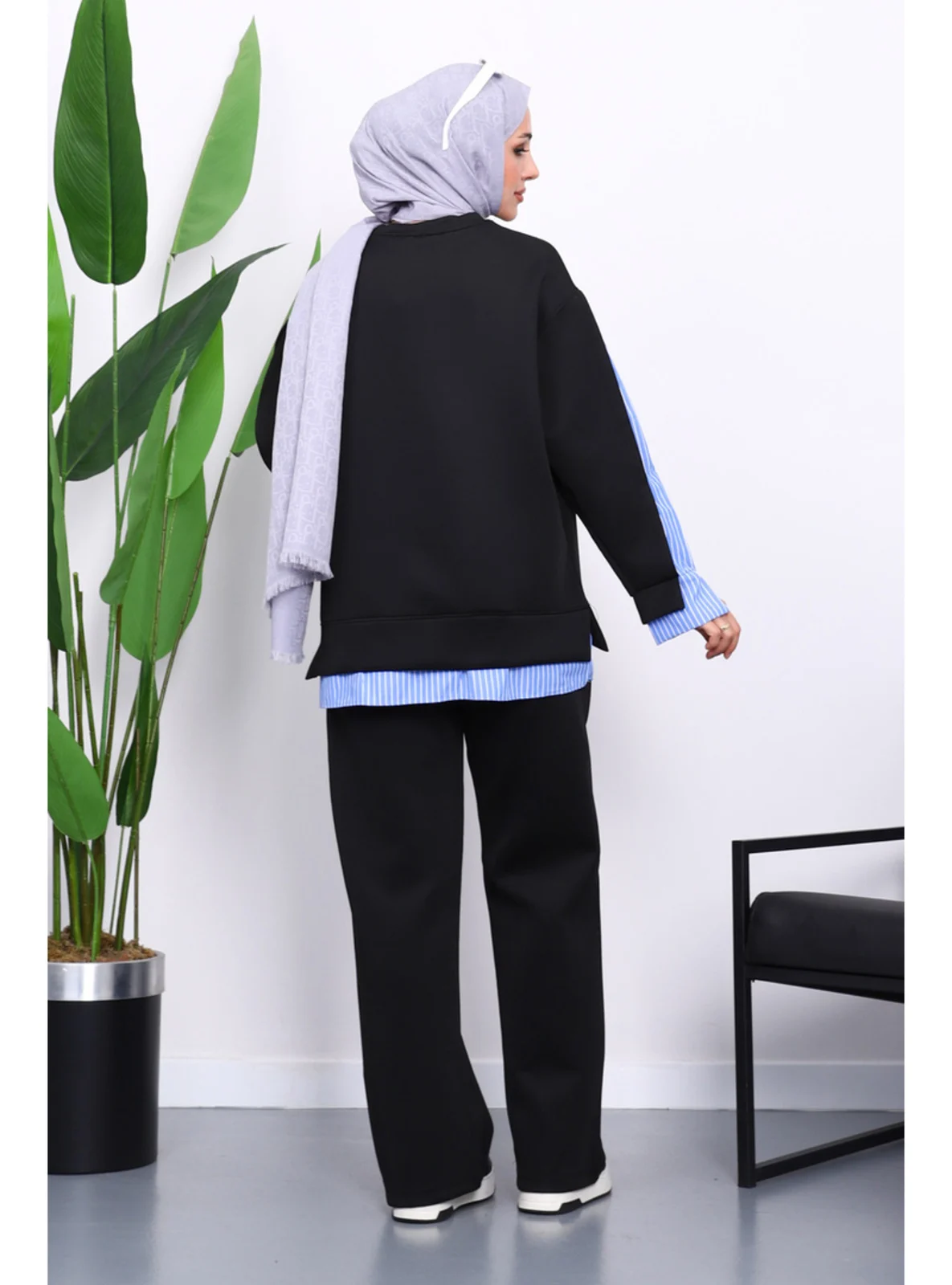 طقم "سكوبا" عصري - أسود بتفاصيل مخططة