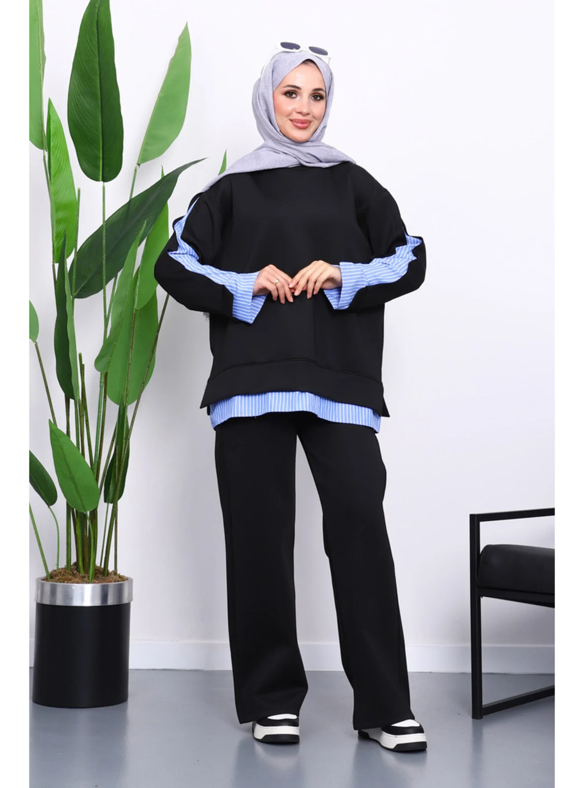 طقم "سكوبا" عصري - أسود بتفاصيل مخططة