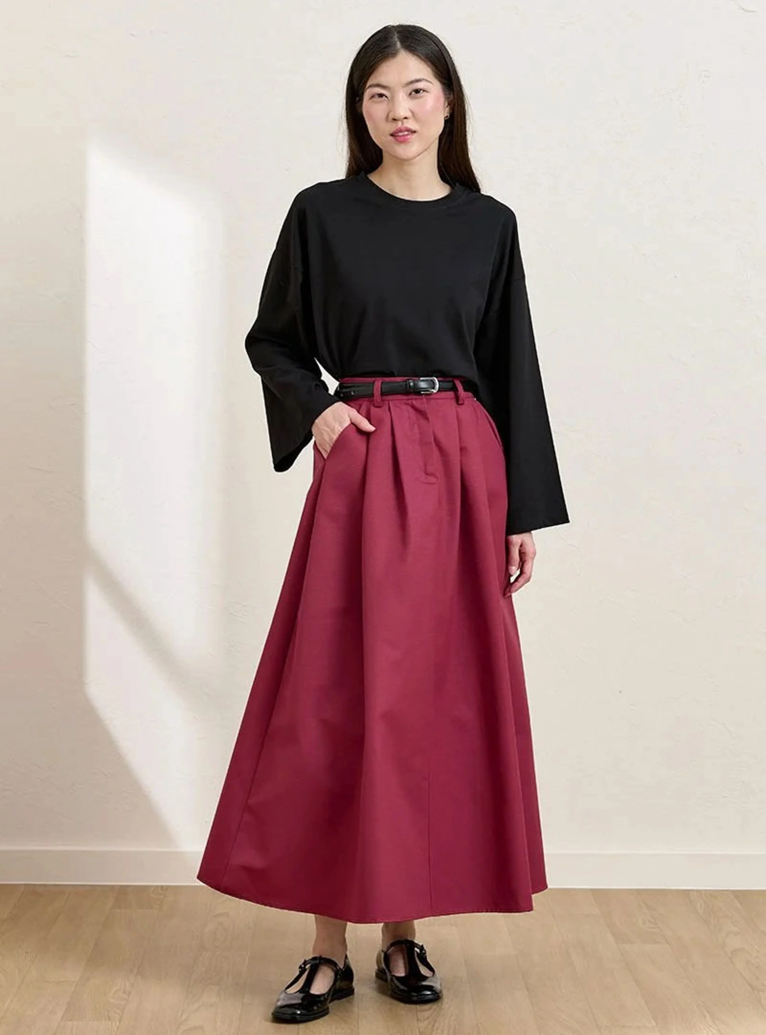 تنورة ماكسي بكسرات ولون عنابي (بوردو) و بلوزة سوداء فاخرة 