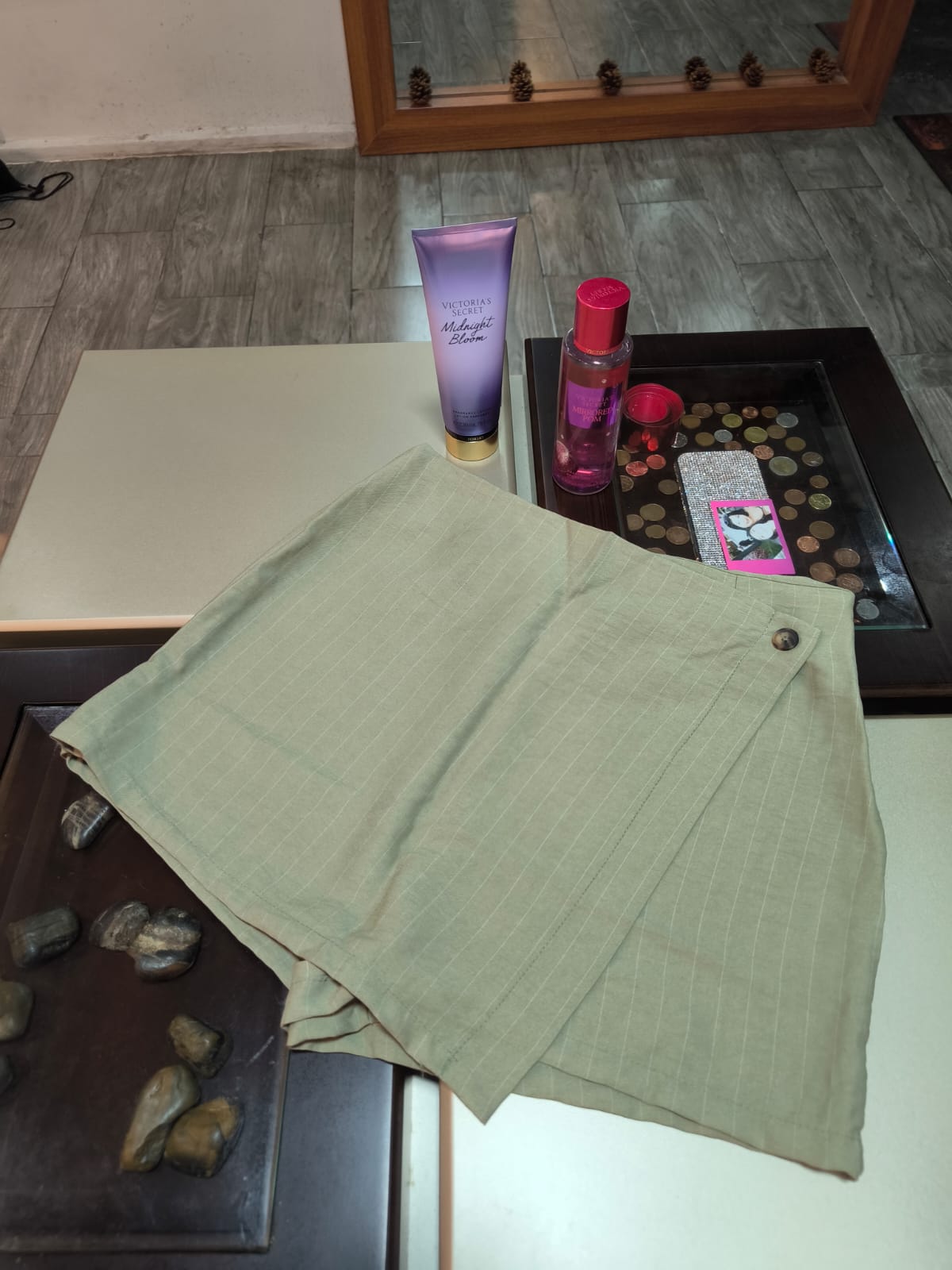 Falda corta beige elegante