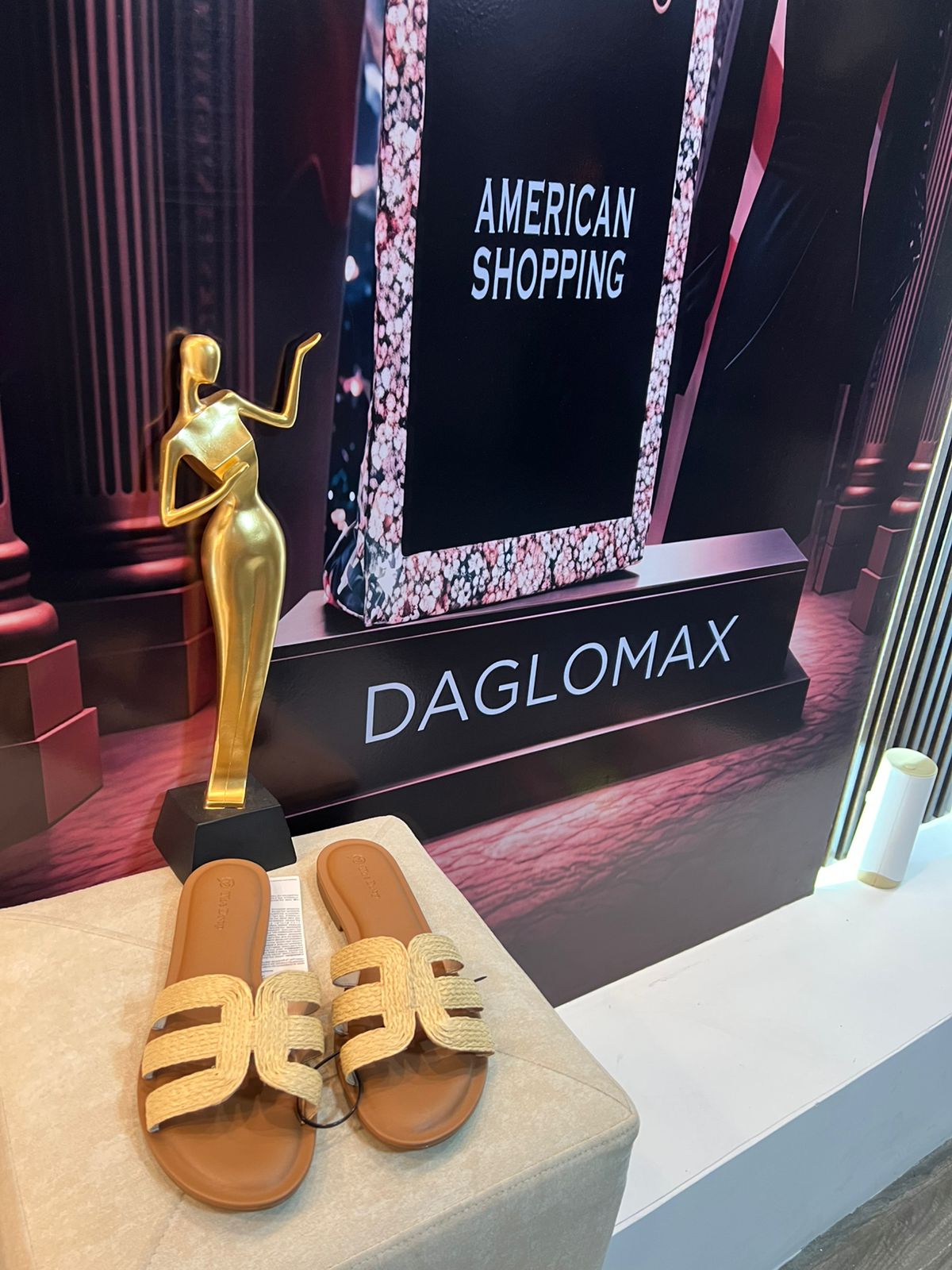 Sandalias doradas de cuero