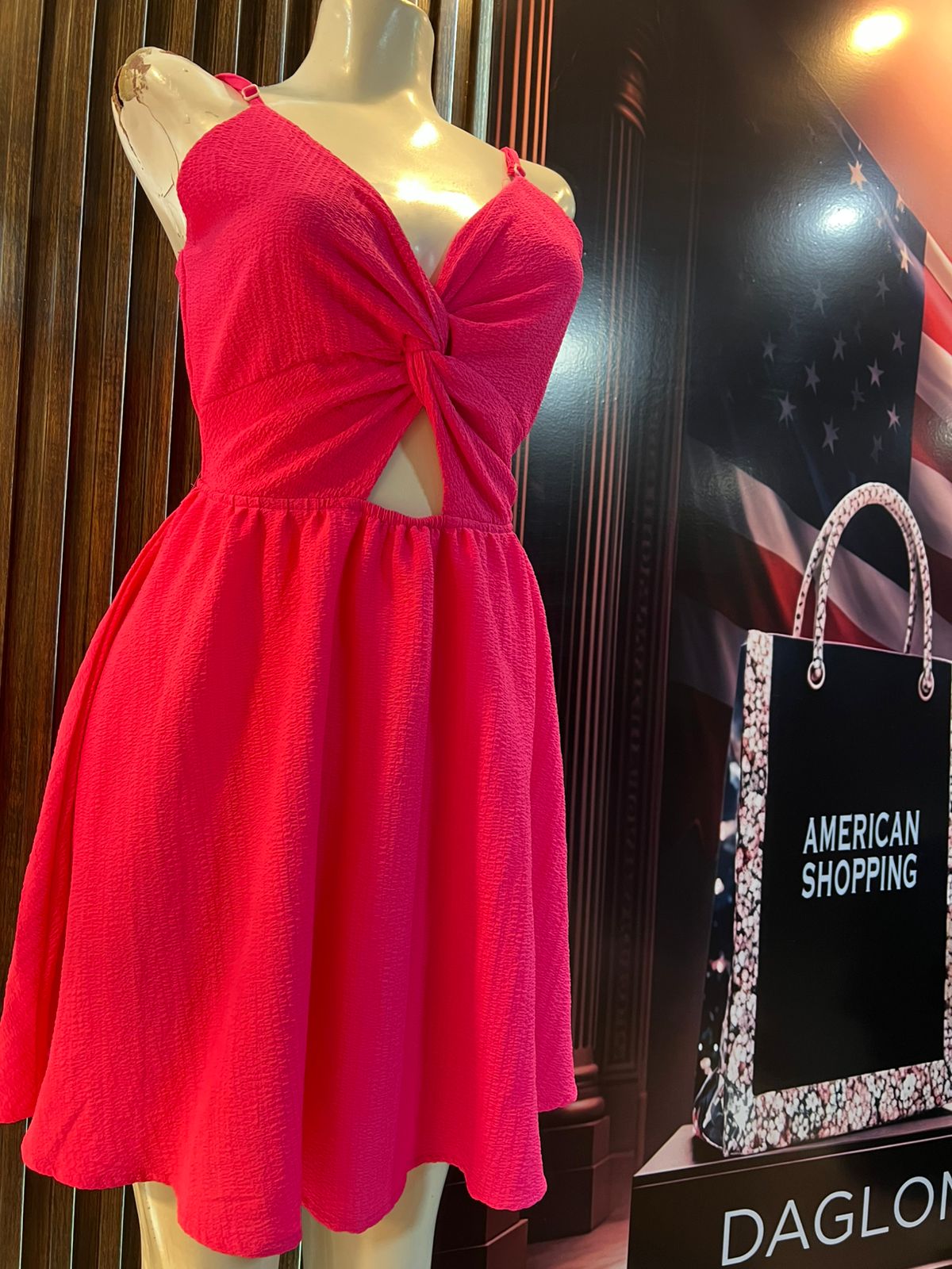 Vestido corto rosa vibrante