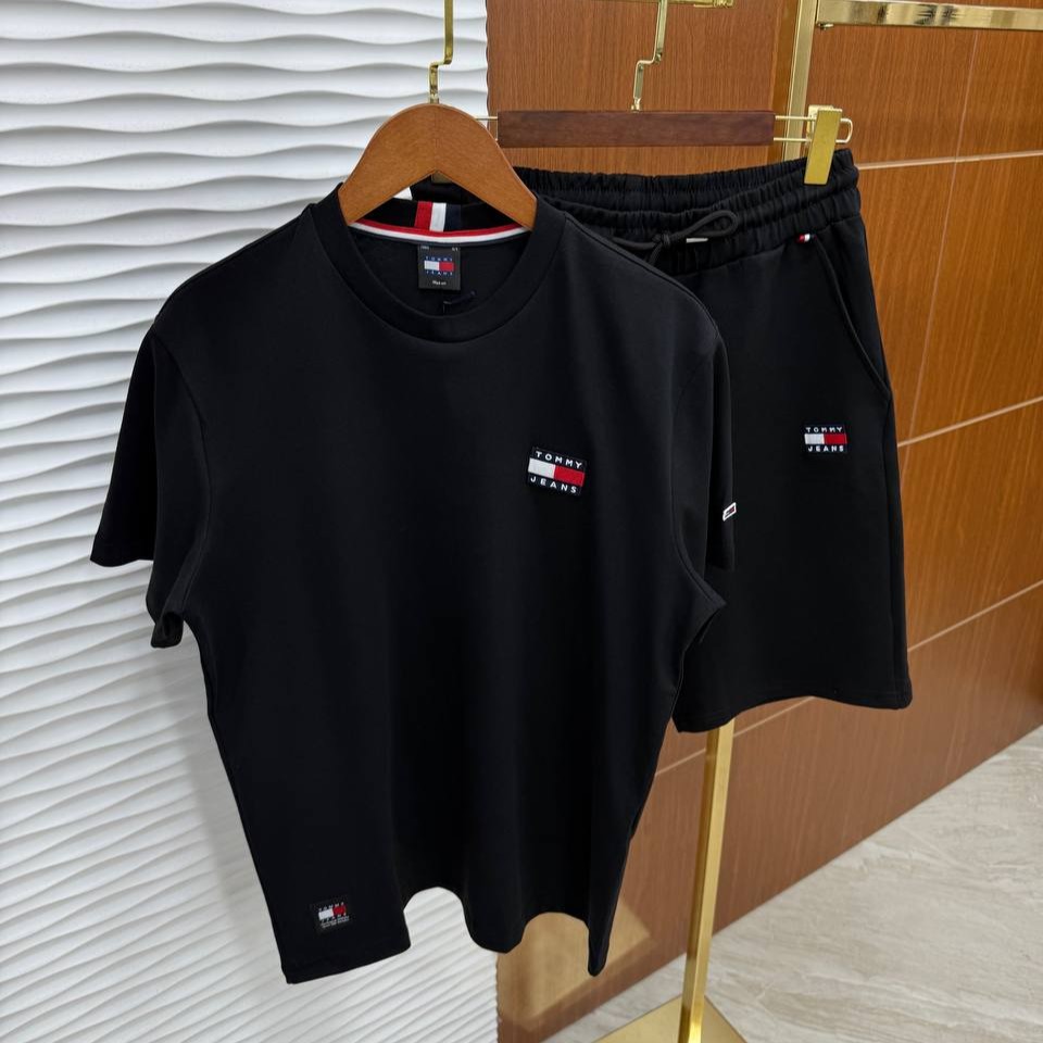 Ensemble t-shirt et short noir