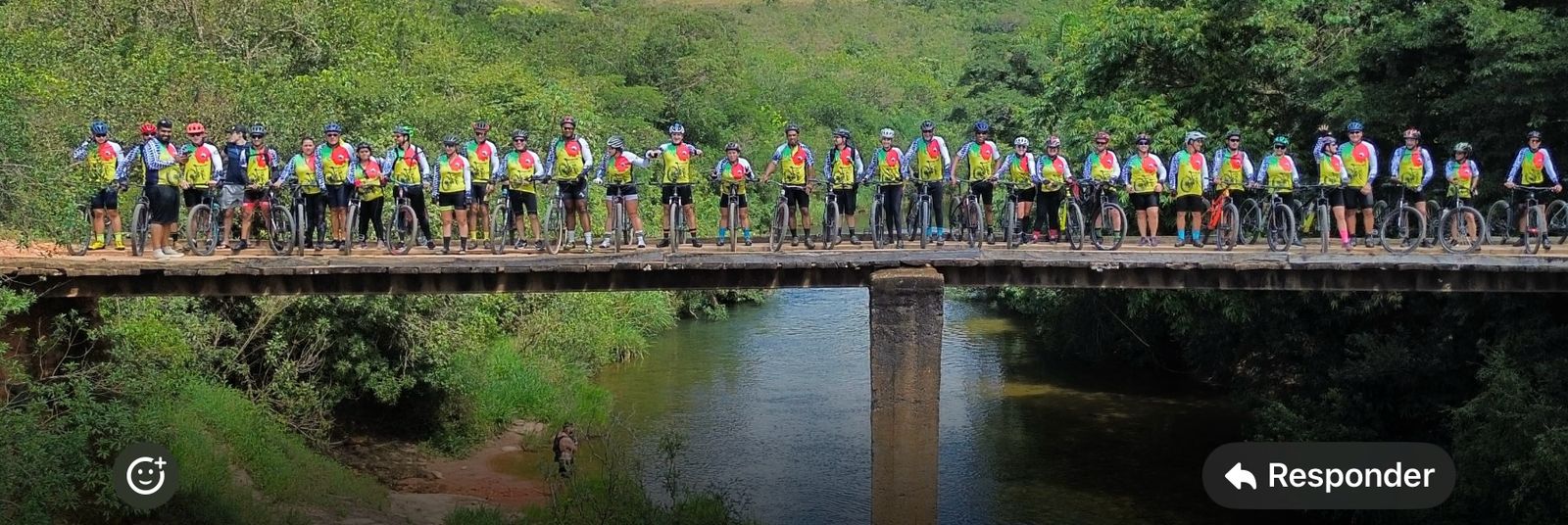 Passeio ciclístico em grupo