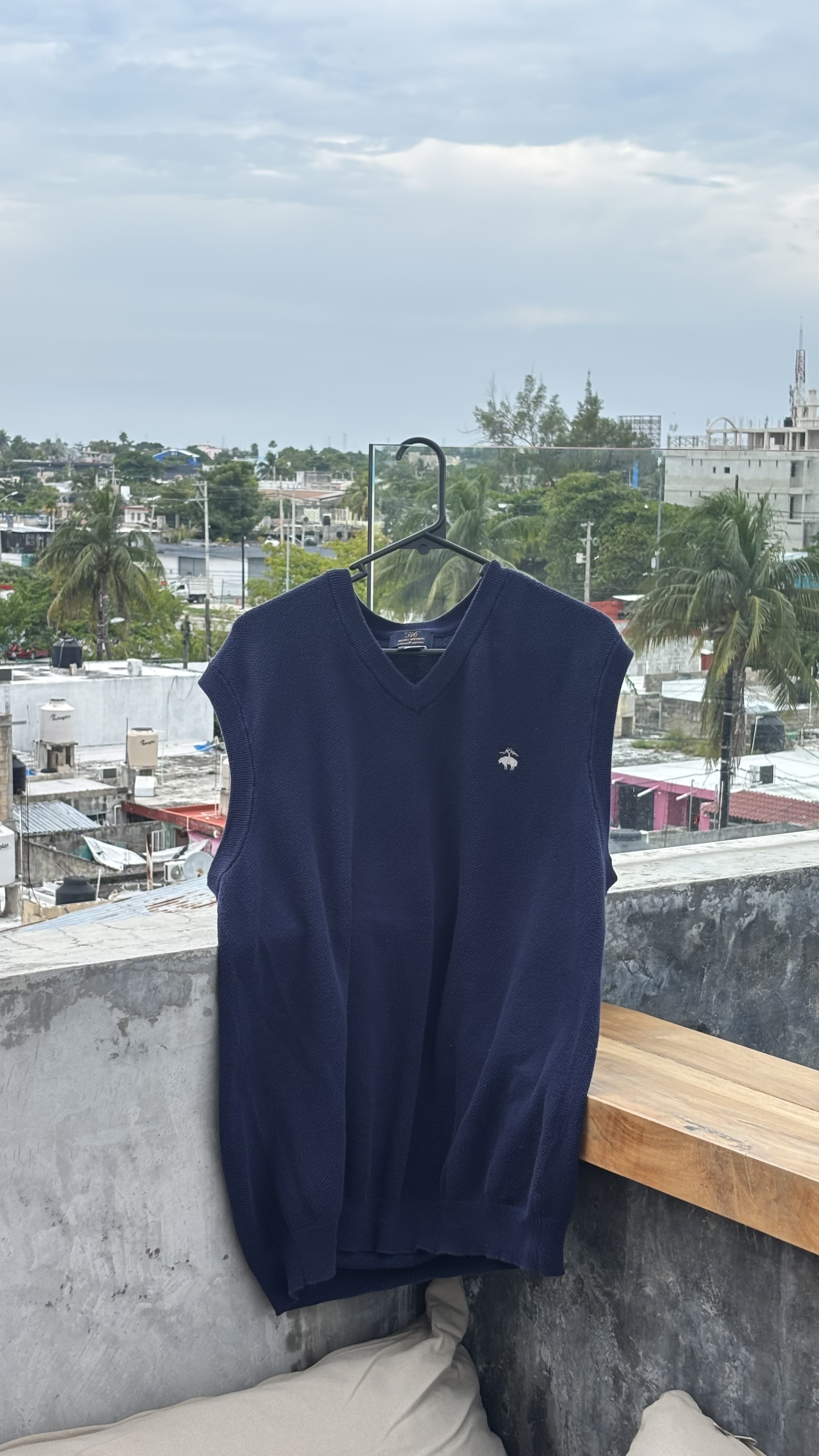 If you want to give classy but this navy v-neck