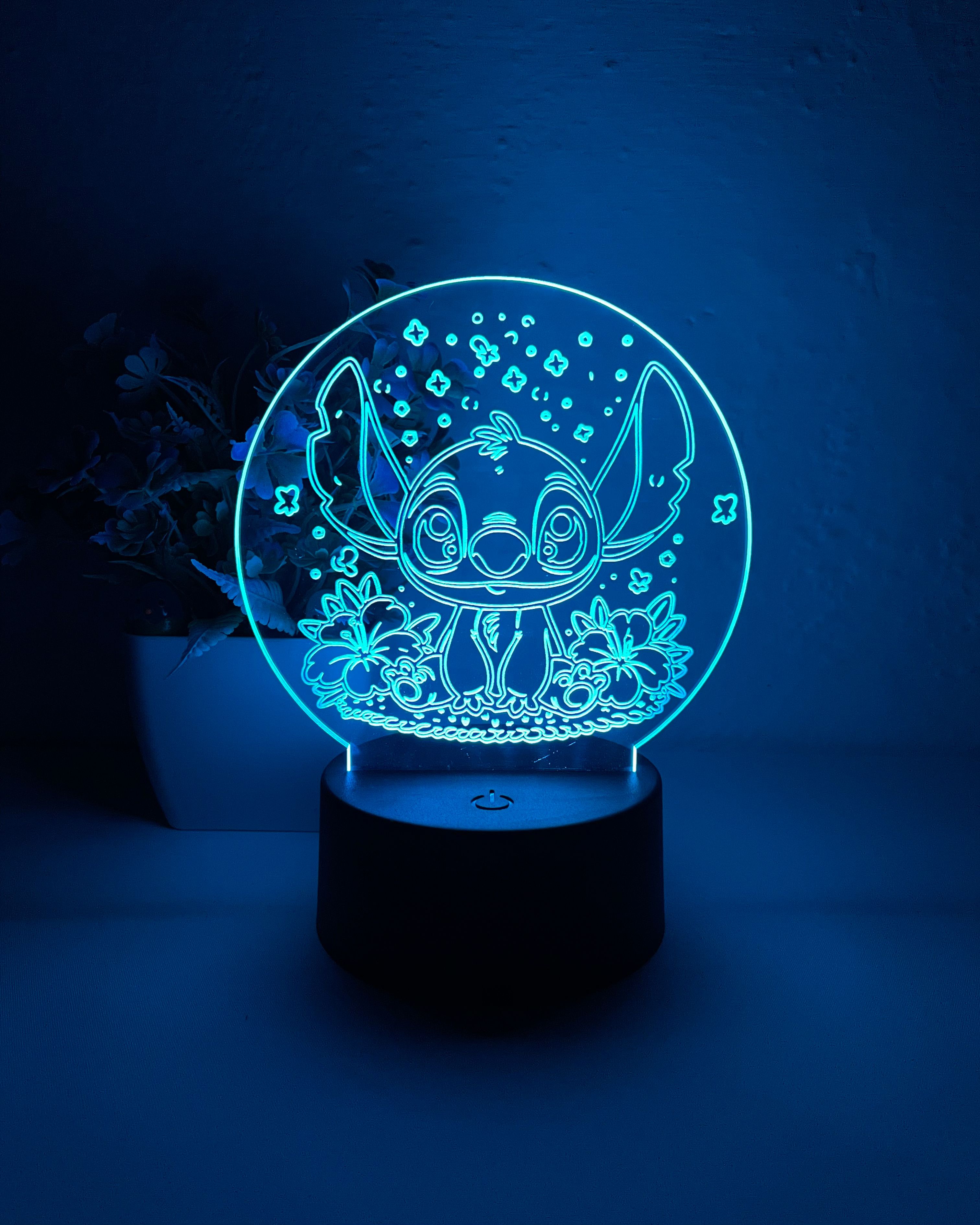 8 - Stitch Sentado con Flores