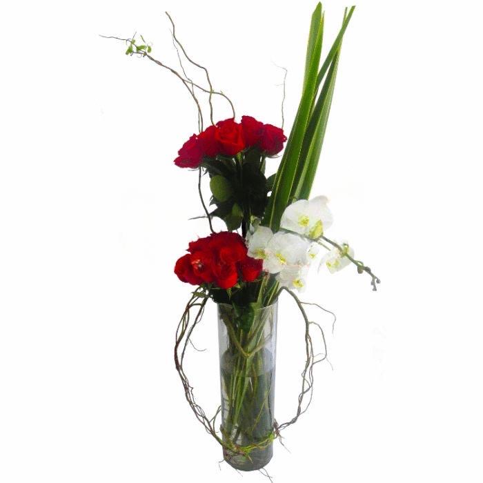 Rosas y Orquidea en jarrón de cristal