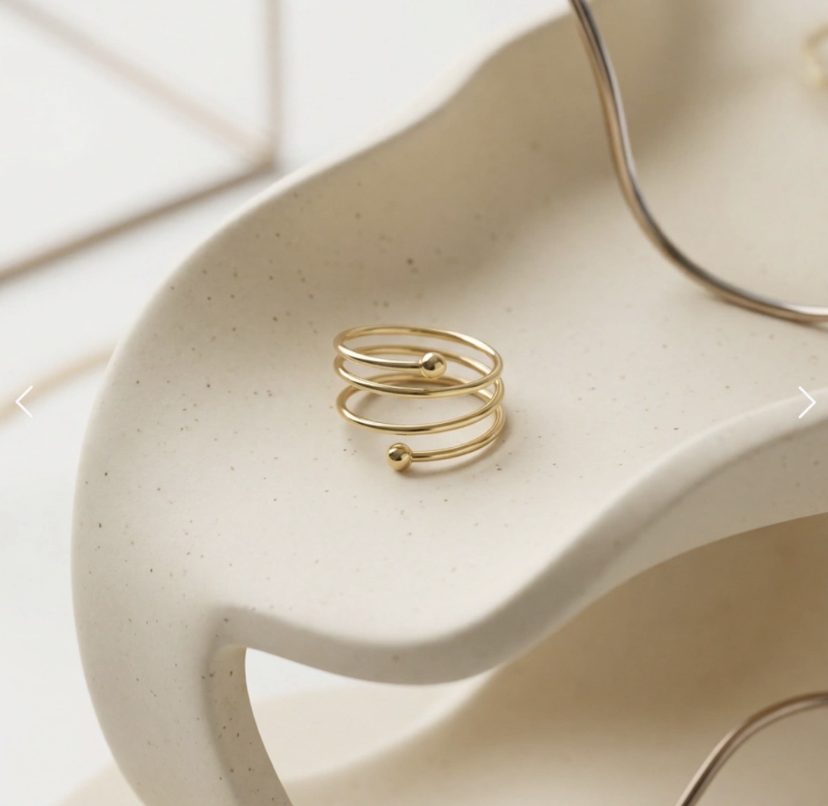 Anel Dourado Minimalista