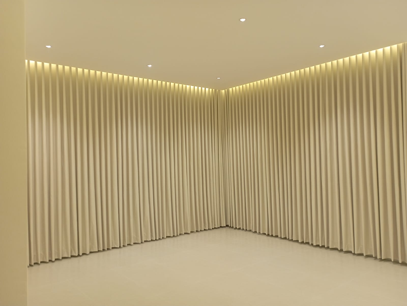 ستائر فاخرة بتصميم مموج، مصممة خصيصاً للجدران المنحنية – ستائر فاخرة في الرياض
