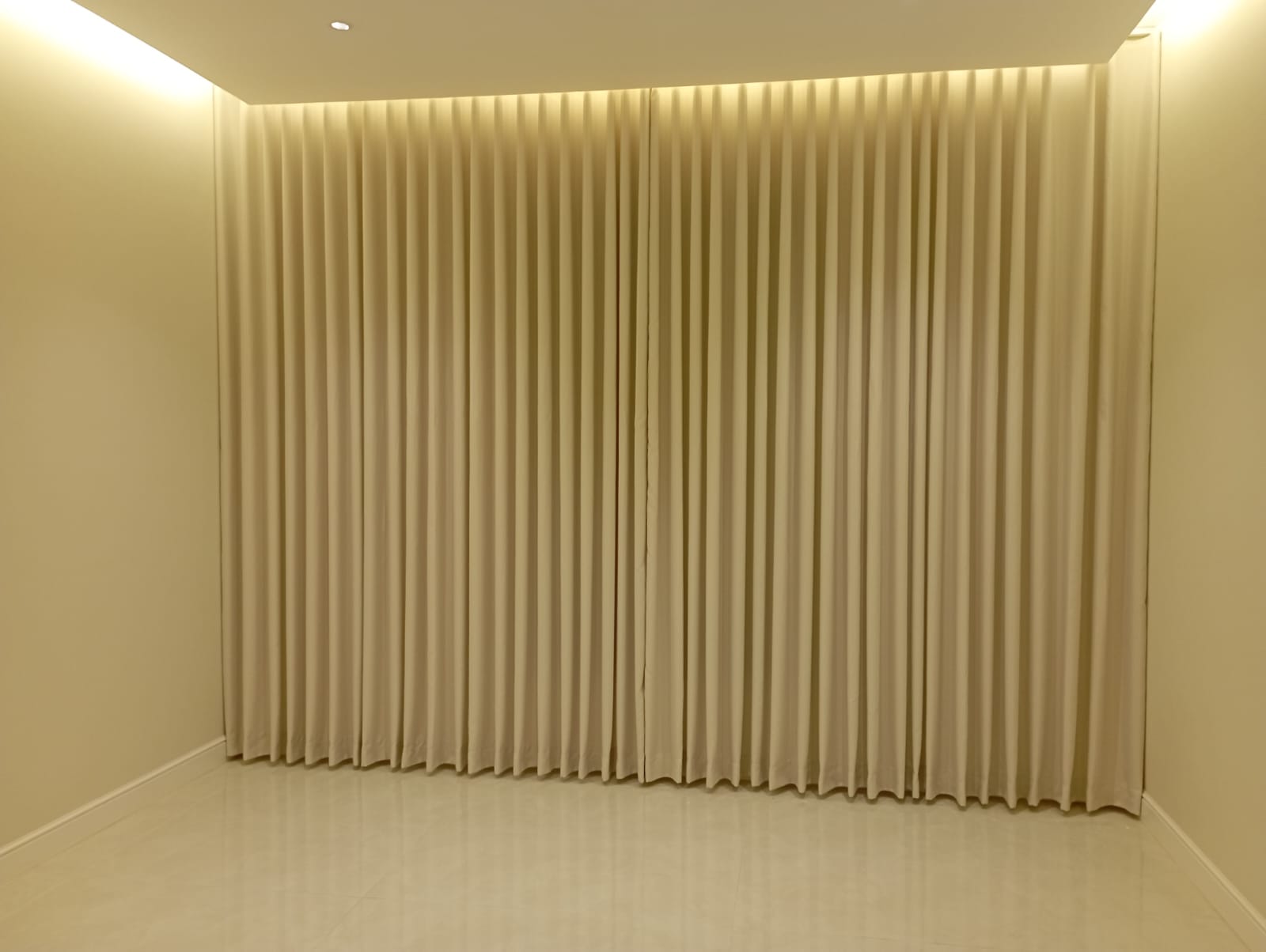 ستائر فاخرة بتصميم مموج، مصممة خصيصاً للجدران المنحنية – ستائر فاخرة في الرياض