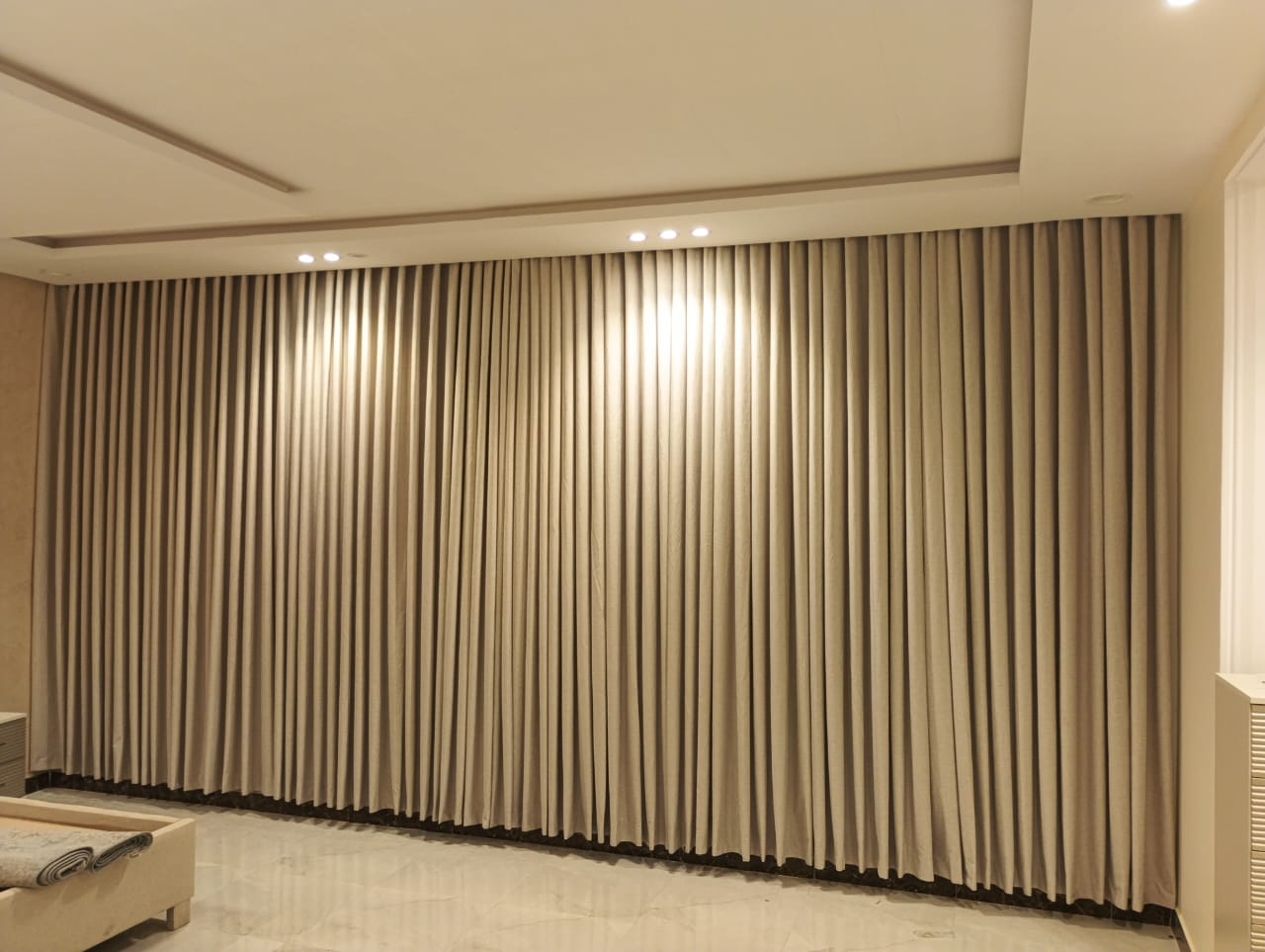 ستائر فاخرة بتصميم مموج، مصممة خصيصاً للجدران المنحنية – ستائر فاخرة في الرياض