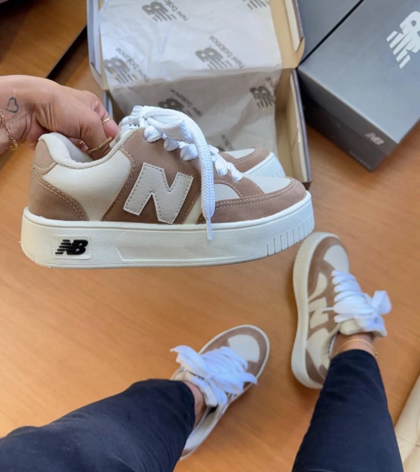 Tênis New Balance marrom e branco